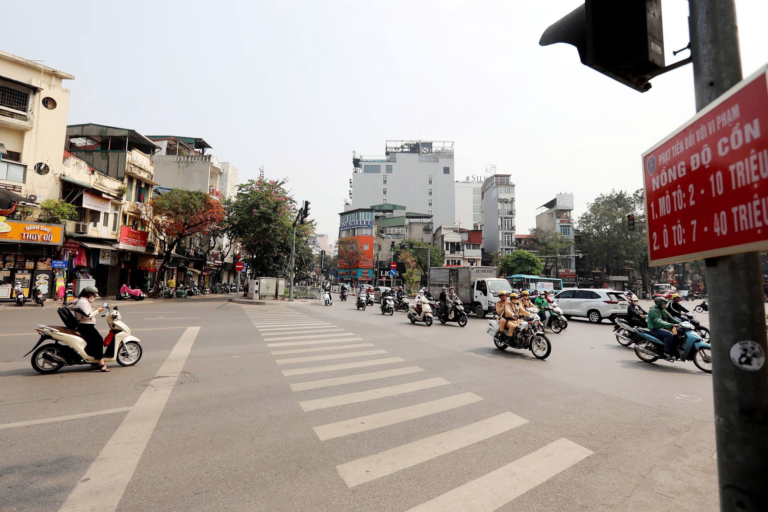 CSGT hướng dẫn x&aacute;c định loại xe b&aacute;n tải bị cấm v&agrave;o nội đ&ocirc; theo giờ ở H&agrave; Nội- Ảnh 2.