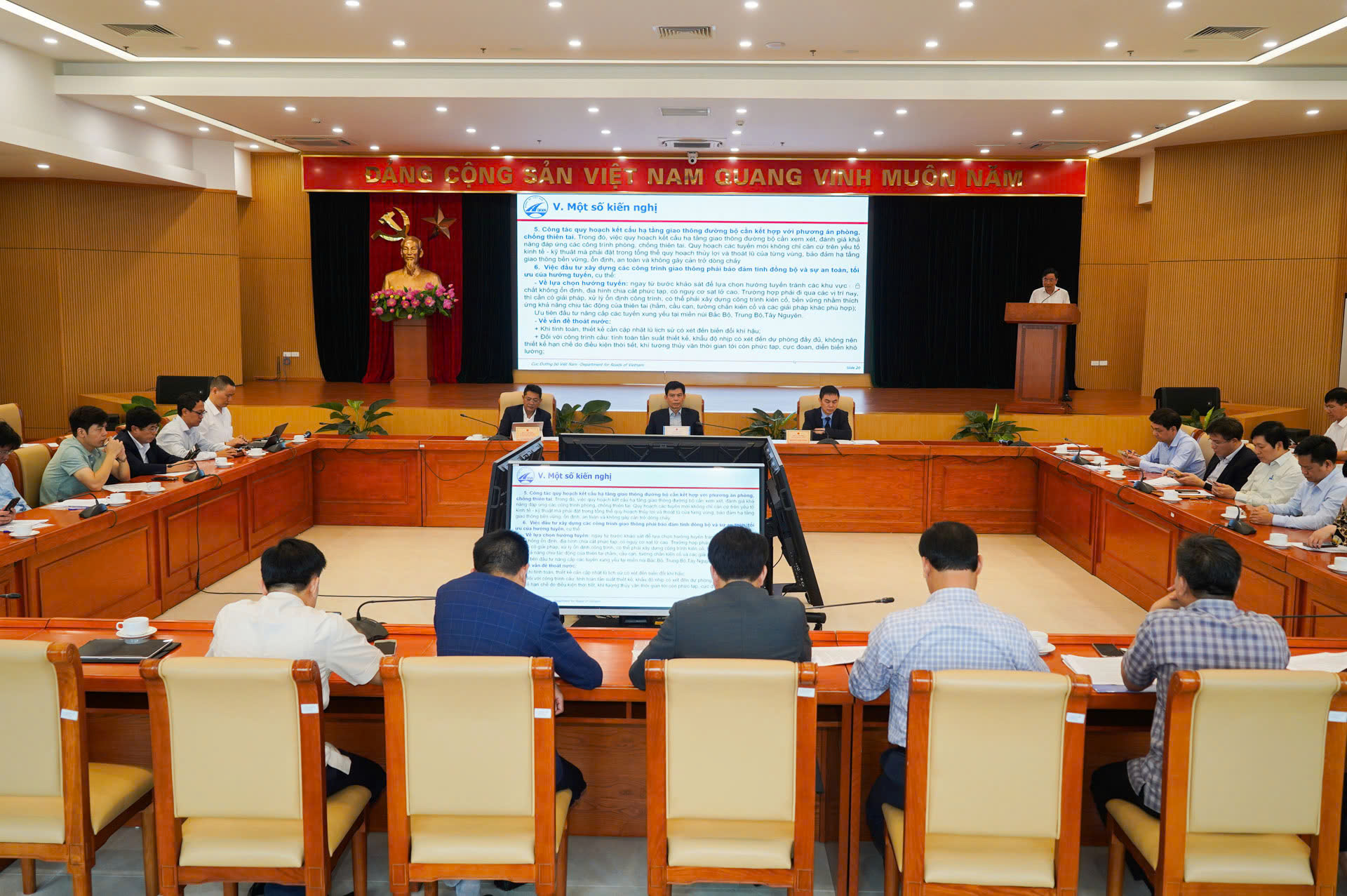 Thứ trưởng L&ecirc; Anh Tuấn: Siết ph&ograve;ng thủ thi&ecirc;n tai từ sớm, giữ vững mạch m&aacute;u giao th&ocirc;ng- Ảnh 4.