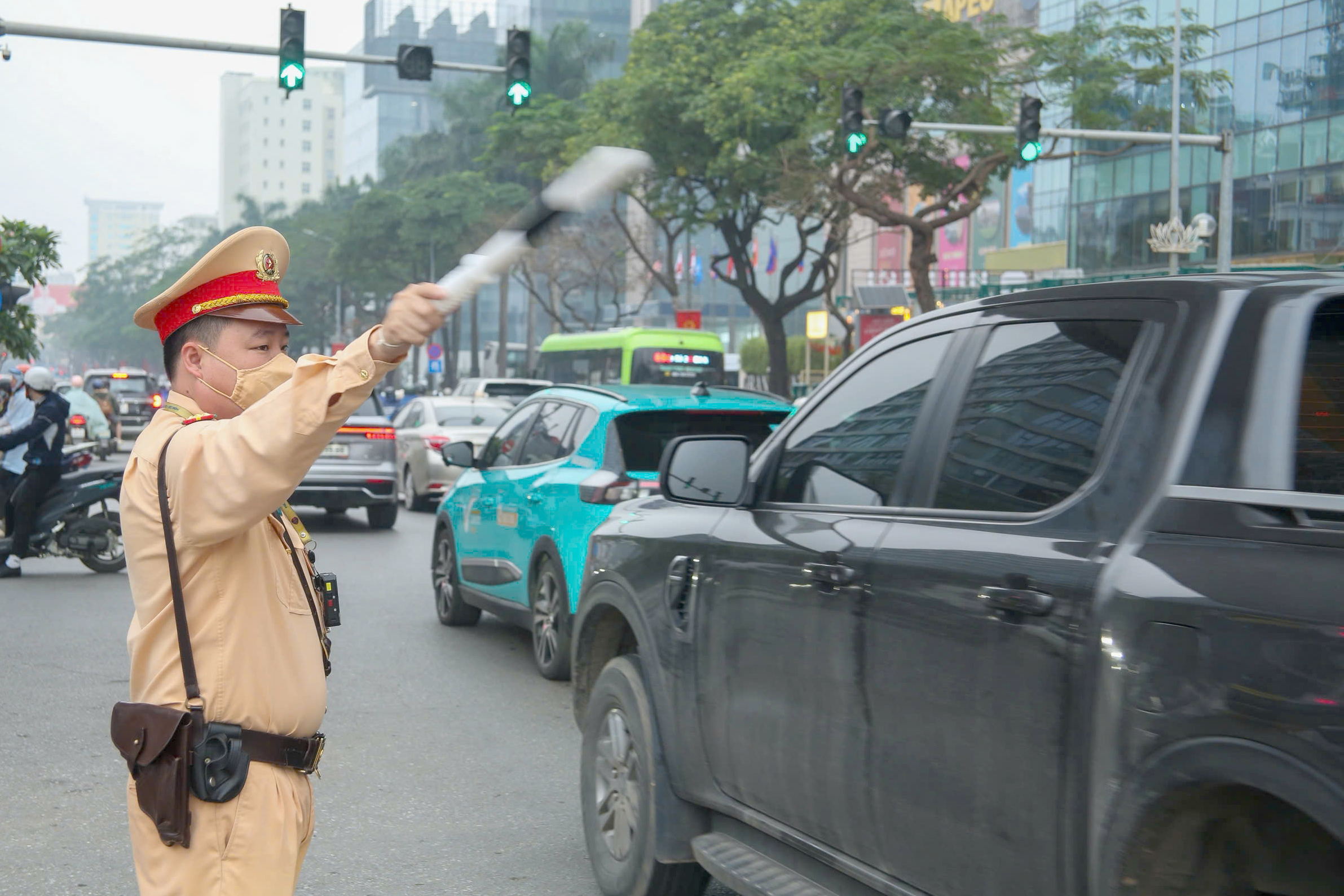 CSGT hướng dẫn x&aacute;c định loại xe b&aacute;n tải bị cấm v&agrave;o nội đ&ocirc; theo giờ ở H&agrave; Nội- Ảnh 1.