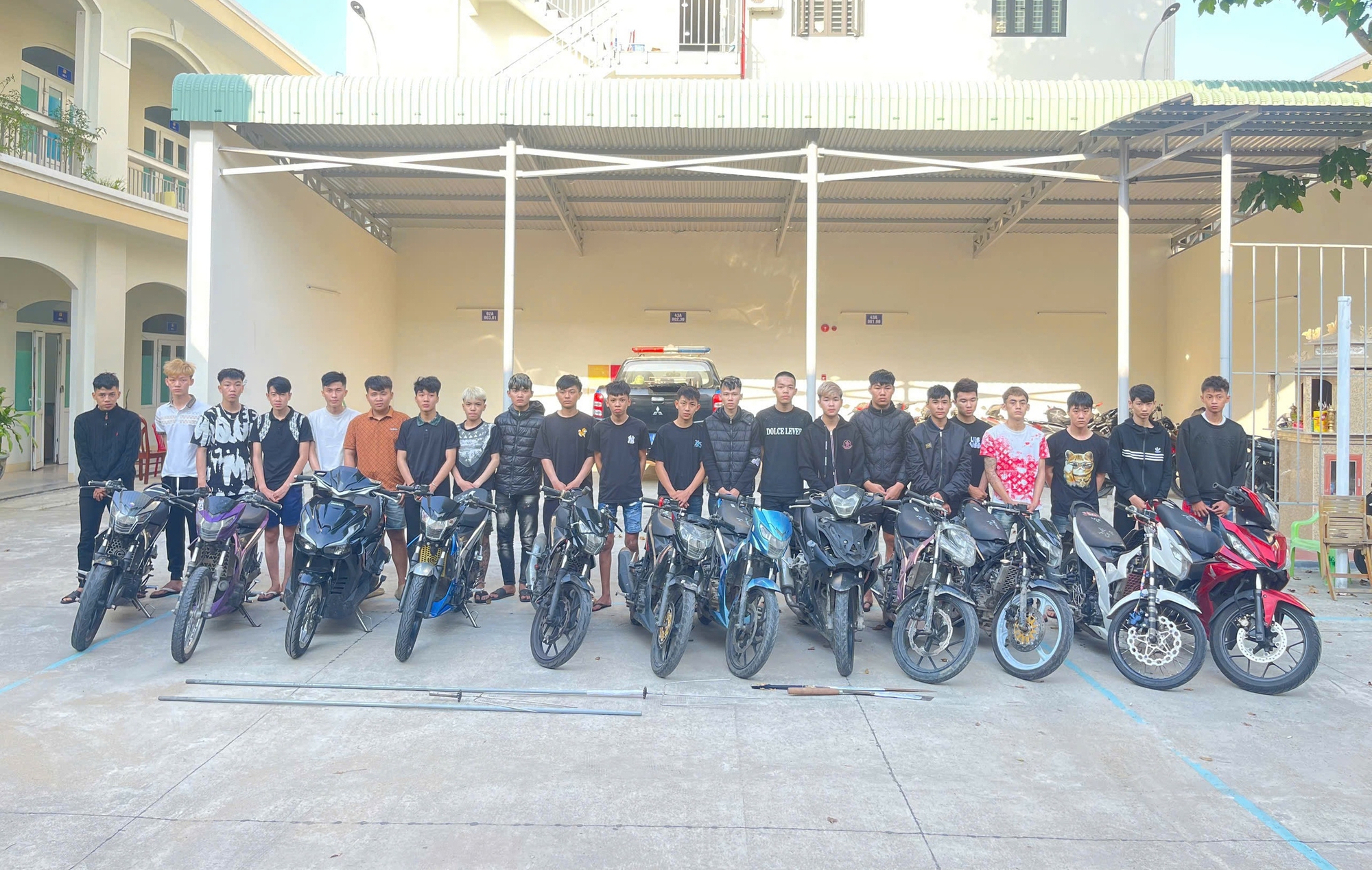 C&ocirc;ng an Đ&agrave; Nẵng tạm giữ 20 đối tượng đuổi đ&aacute;nh nhau trong đ&ecirc;m- Ảnh 1.