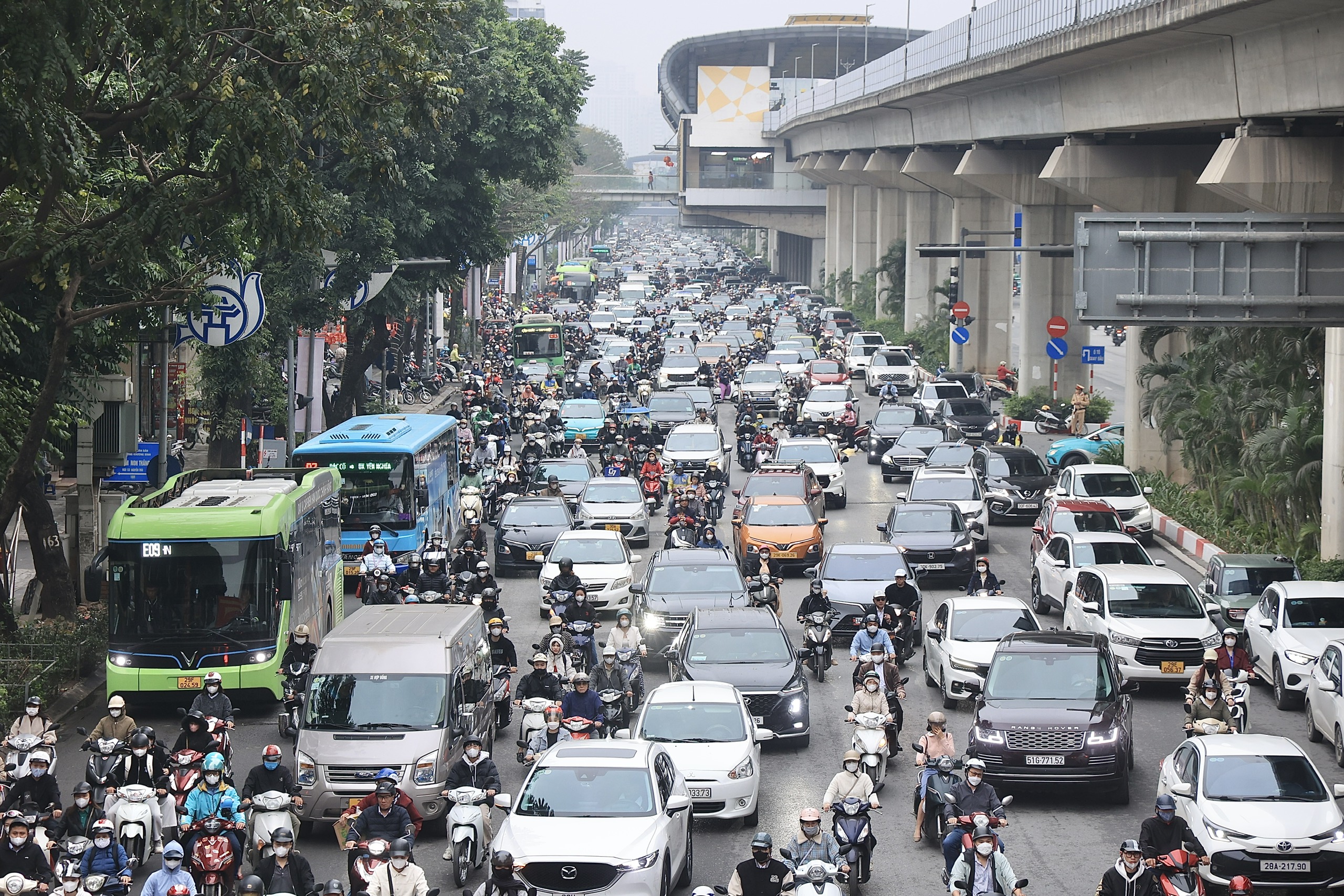 Bộ X&acirc;y dựng sẽ c&ugrave;ng H&agrave; Nội giải quyết căn bản &ugrave;n tắc giao th&ocirc;ng- Ảnh 2.