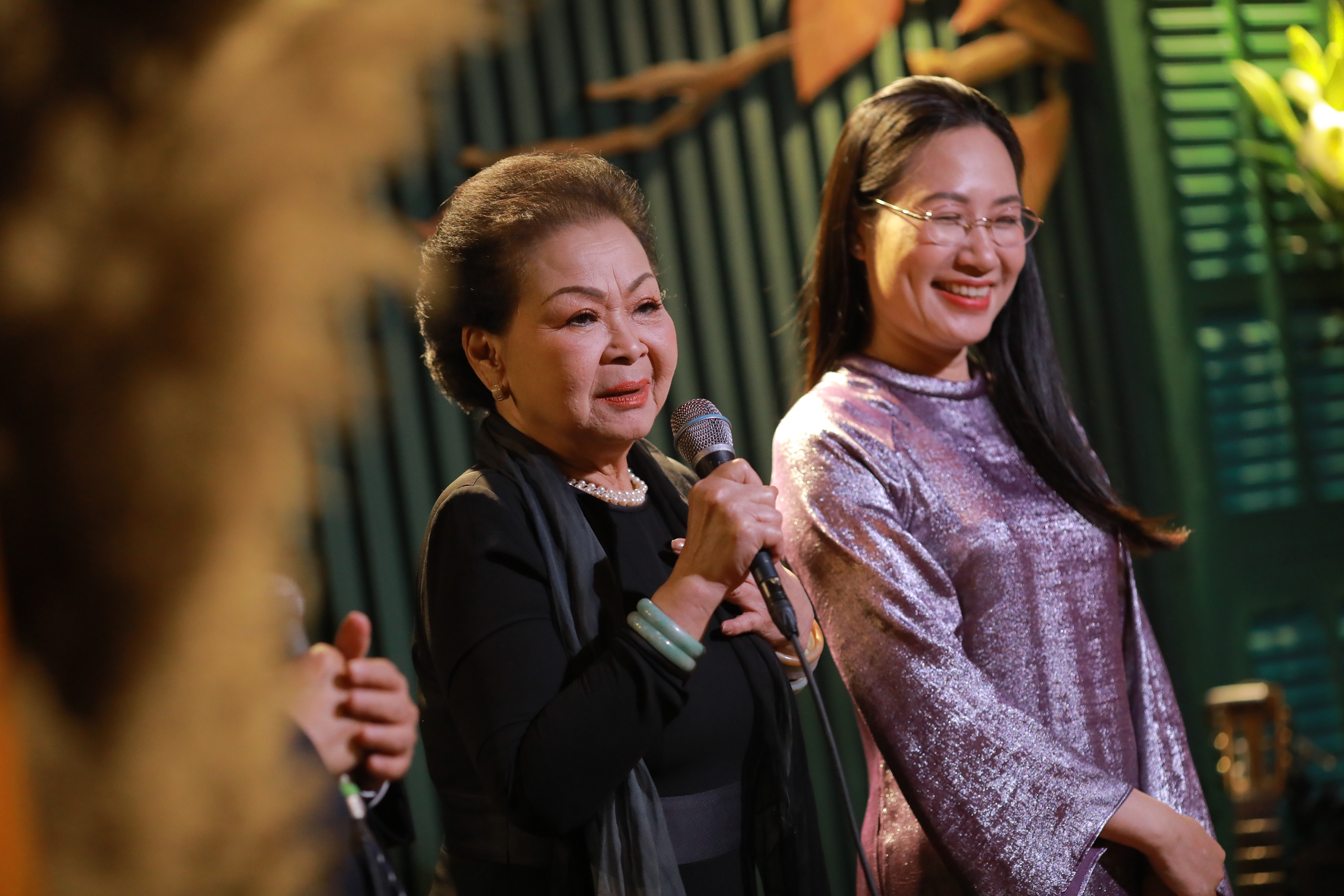 Ra mắt s&aacute;ch "H&aacute;t c&ugrave;ng nguồn cội - Ch&acirc;n dung Kh&aacute;nh Ly": H&agrave;nh tr&igrave;nh 80 năm của một tiếng h&aacute;t- Ảnh 3.