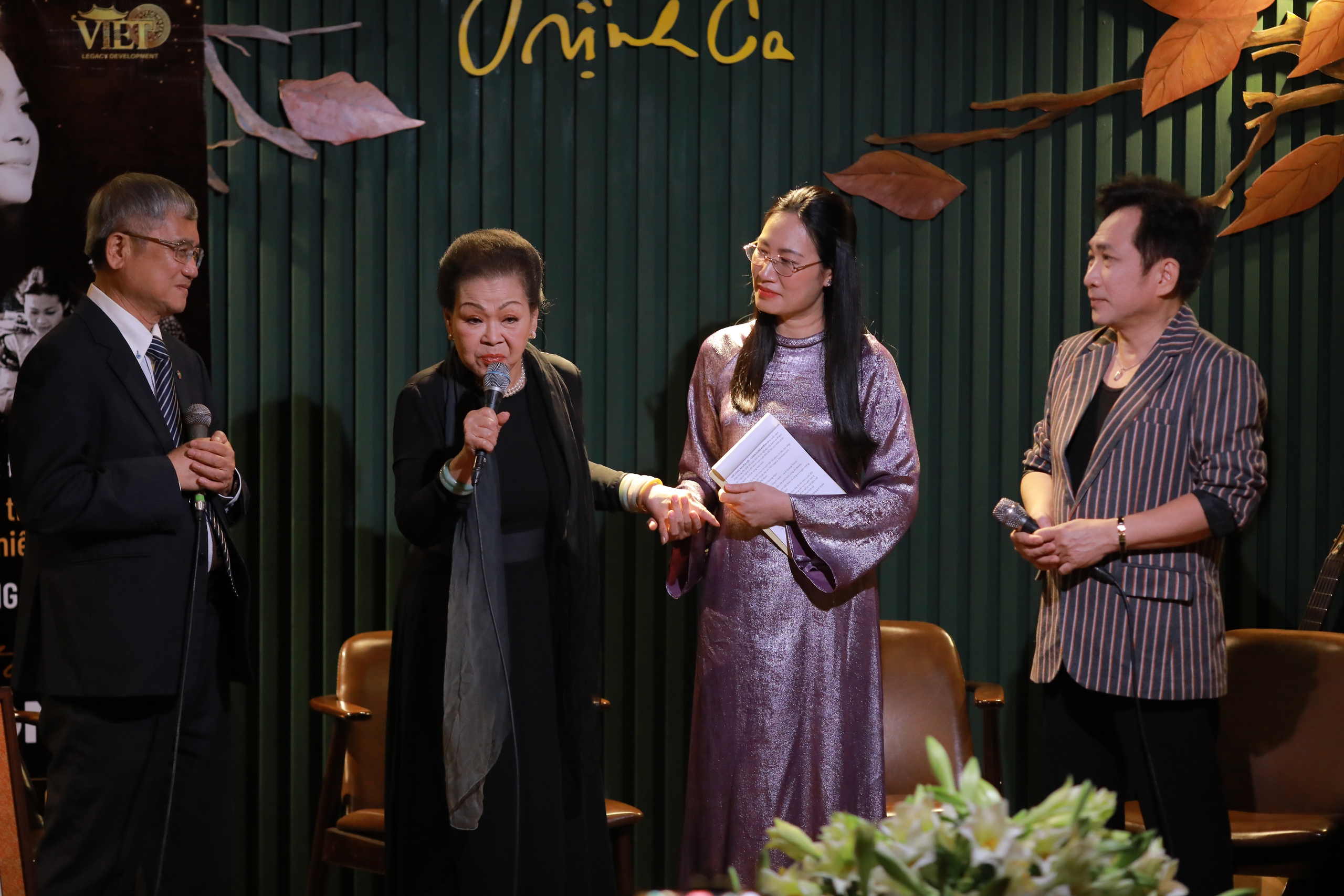 Ra mắt s&aacute;ch "H&aacute;t c&ugrave;ng nguồn cội - Ch&acirc;n dung Kh&aacute;nh Ly": H&agrave;nh tr&igrave;nh 80 năm của một tiếng h&aacute;t- Ảnh 1.