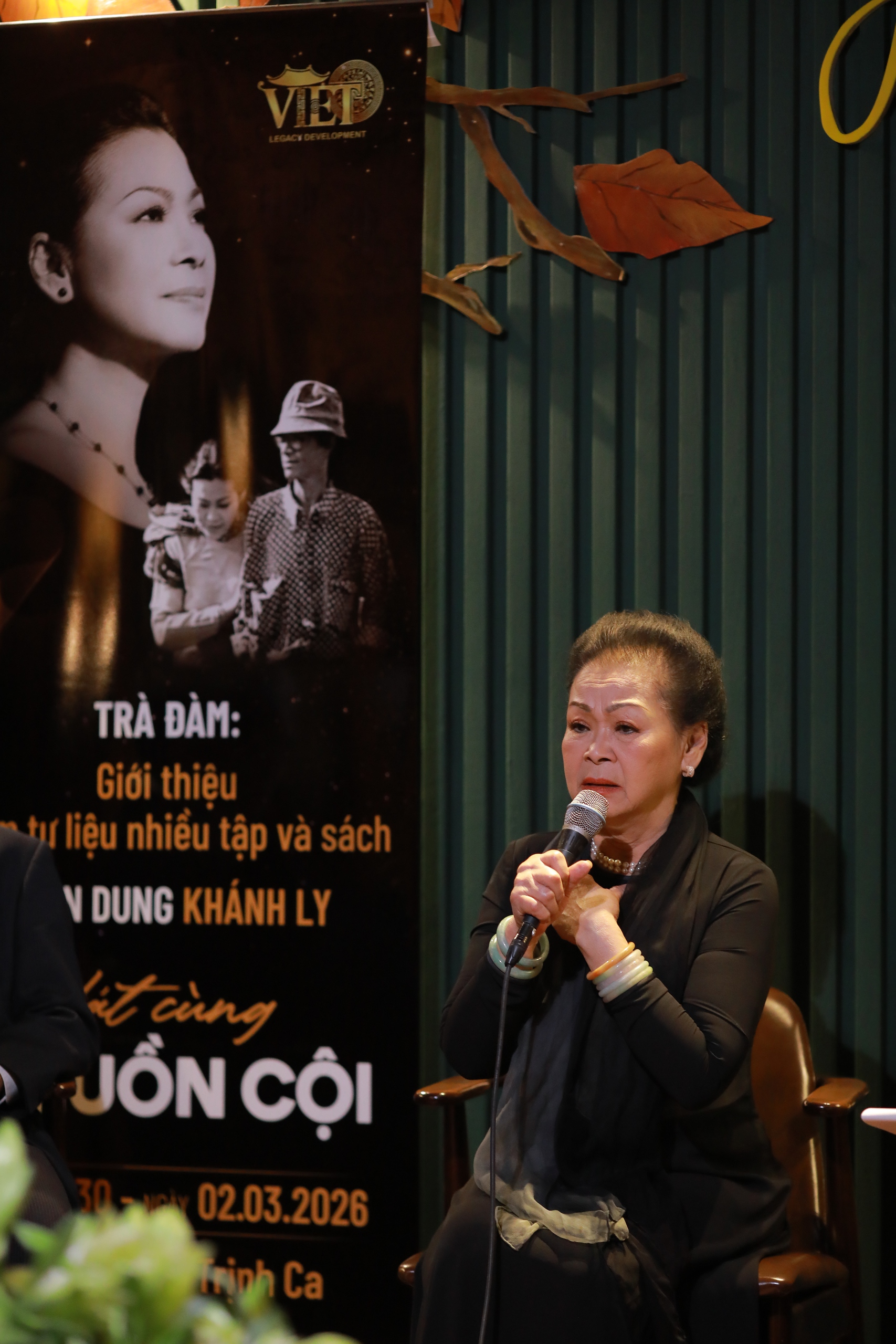 Ra mắt s&aacute;ch "H&aacute;t c&ugrave;ng nguồn cội - Ch&acirc;n dung Kh&aacute;nh Ly": H&agrave;nh tr&igrave;nh 80 năm của một tiếng h&aacute;t- Ảnh 2.