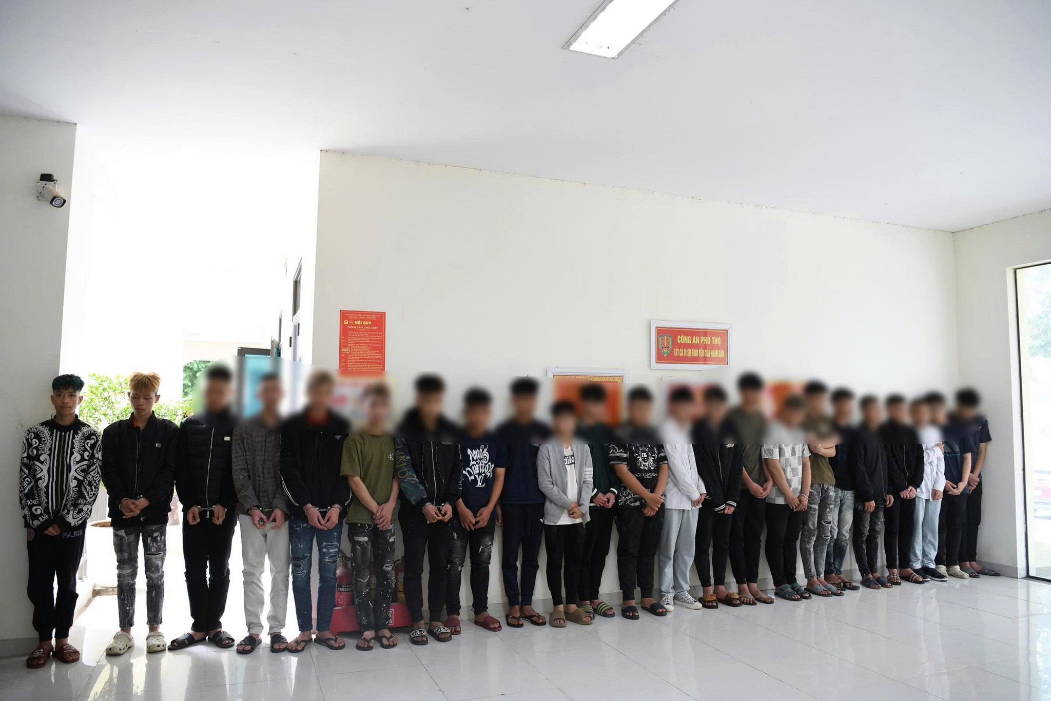 Bắt nh&oacute;m đối tượng ch&eacute;m l&igrave;a tay người đi đường ở Ph&uacute; Thọ- Ảnh 2.