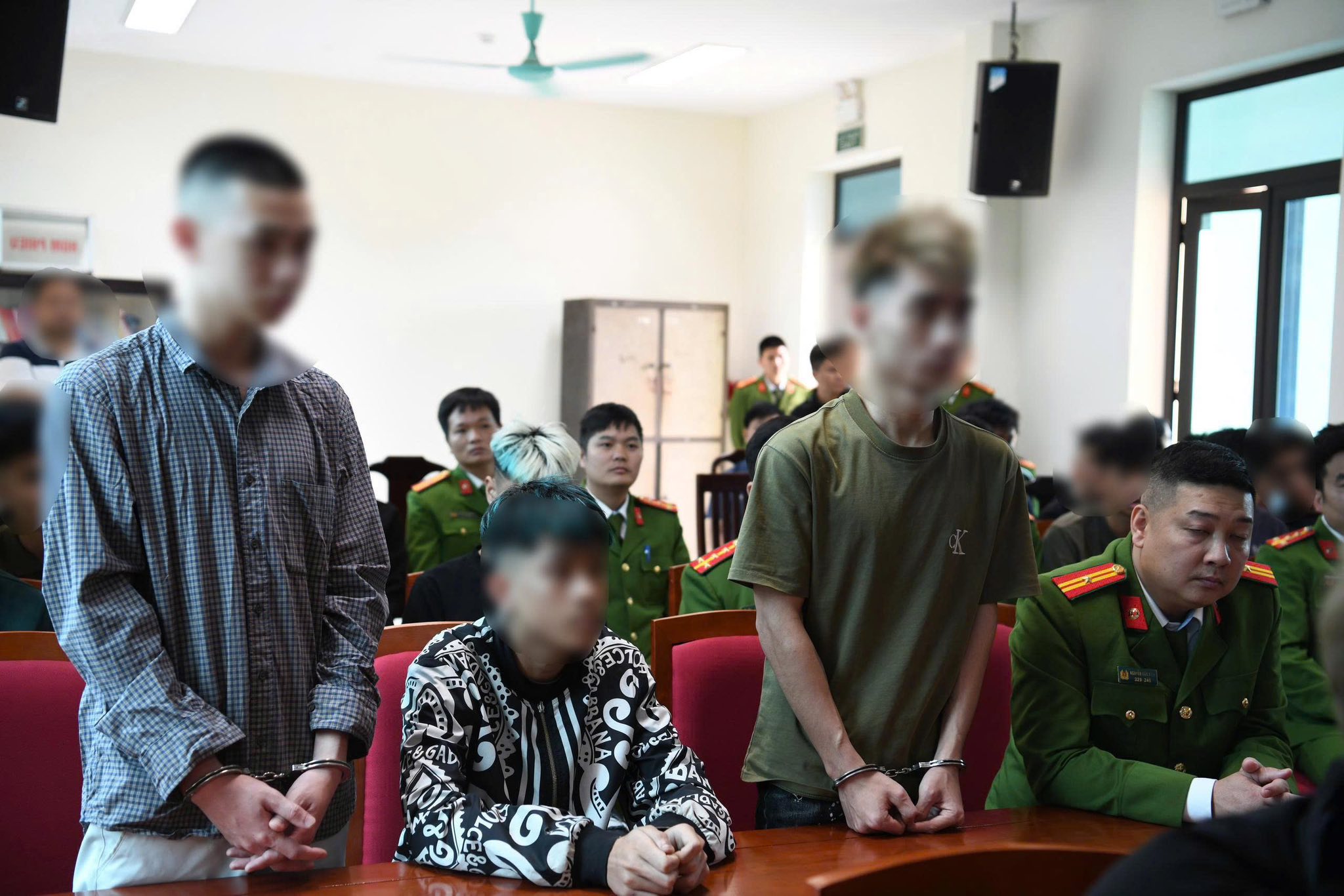 Bắt nh&oacute;m đối tượng ch&eacute;m l&igrave;a tay người đi đường ở Ph&uacute; Thọ- Ảnh 3.