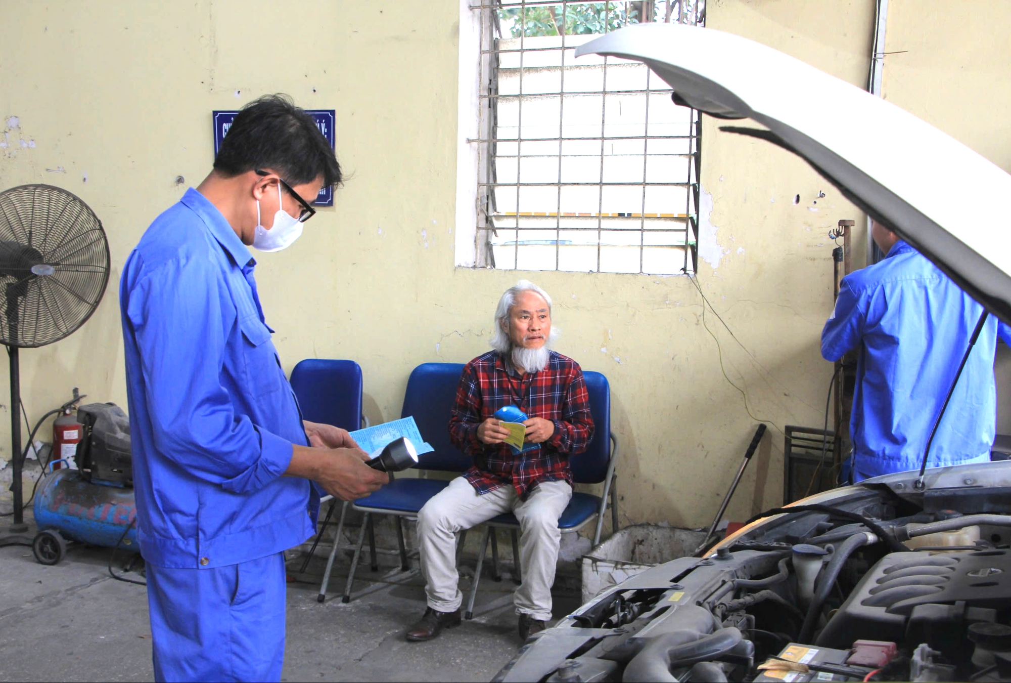 Cục Đăng kiểm n&oacute;i g&igrave; về việc chủ xe phải k&yacute; giấy cam kết kiểm định kh&iacute; thải &ocirc; t&ocirc;?- Ảnh 1.