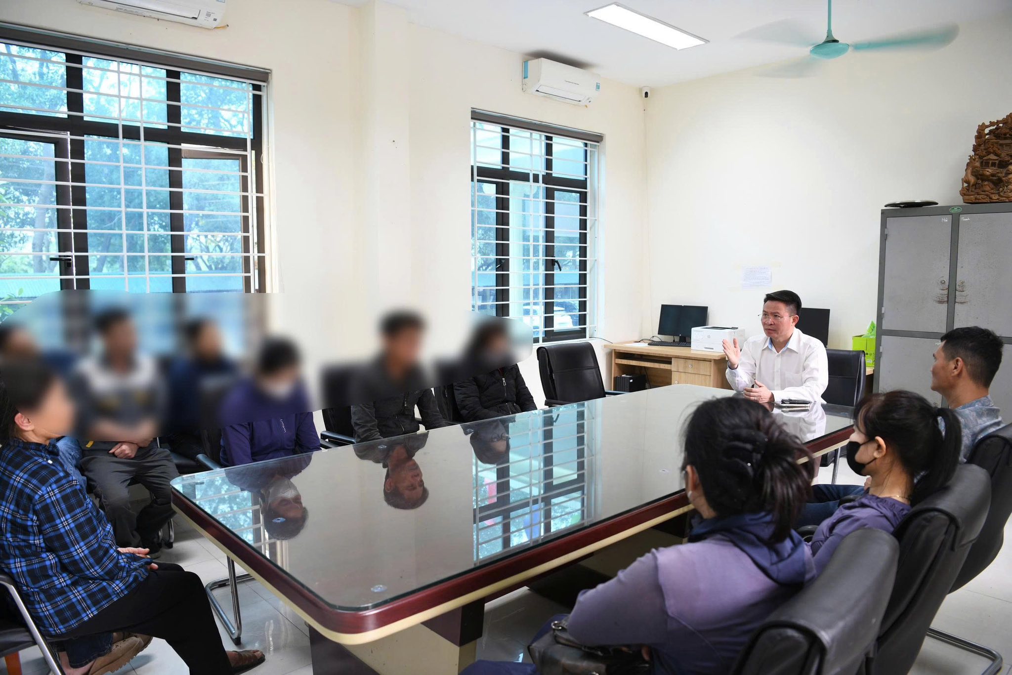 Bắt nh&oacute;m đối tượng ch&eacute;m l&igrave;a tay người đi đường ở Ph&uacute; Thọ- Ảnh 4.