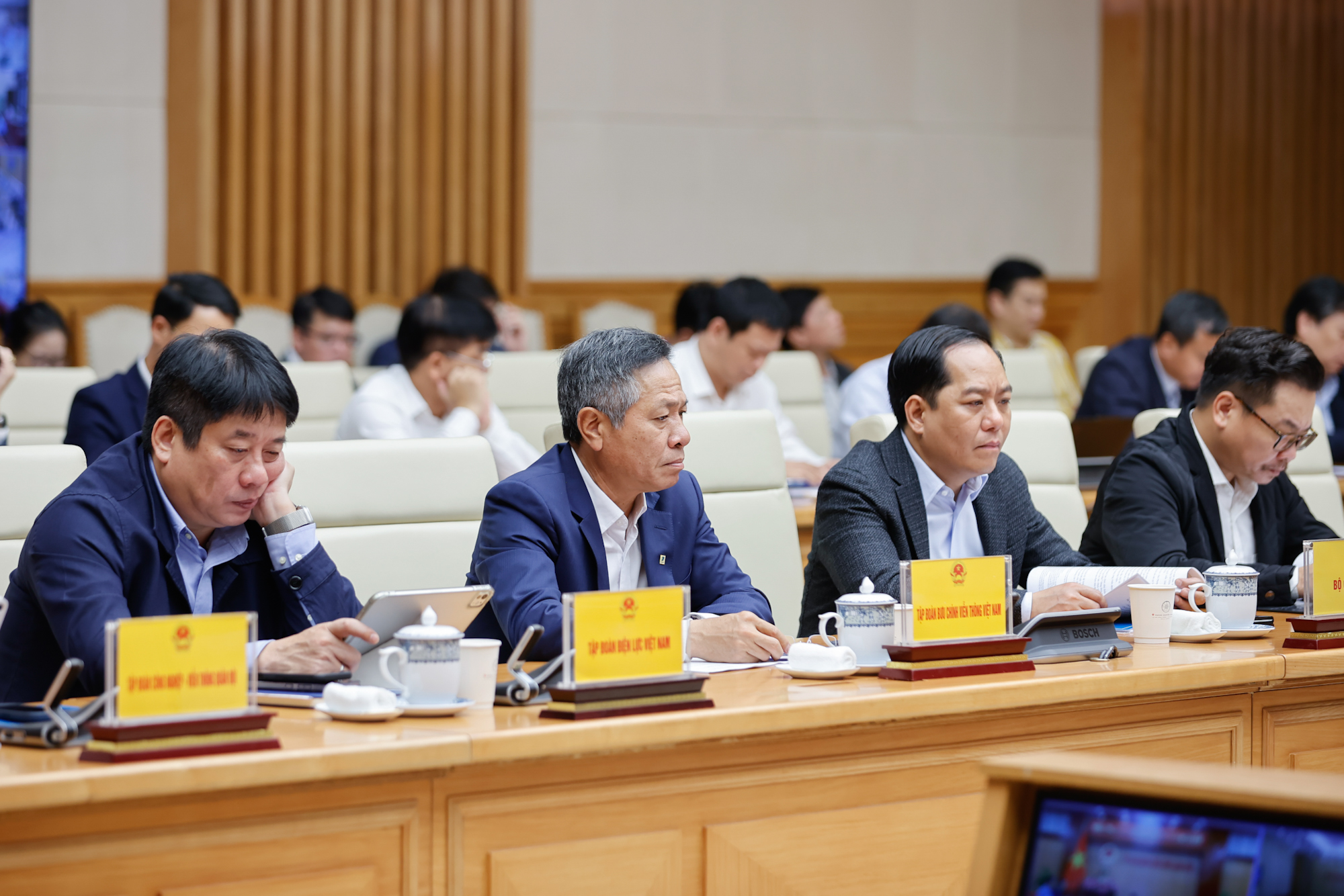 Thủ tướng: Tối ưu h&oacute;a hiệu quả c&aacute;c dự &aacute;n v&agrave; l&agrave;m chủ c&ocirc;ng nghệ đường sắt- Ảnh 4.