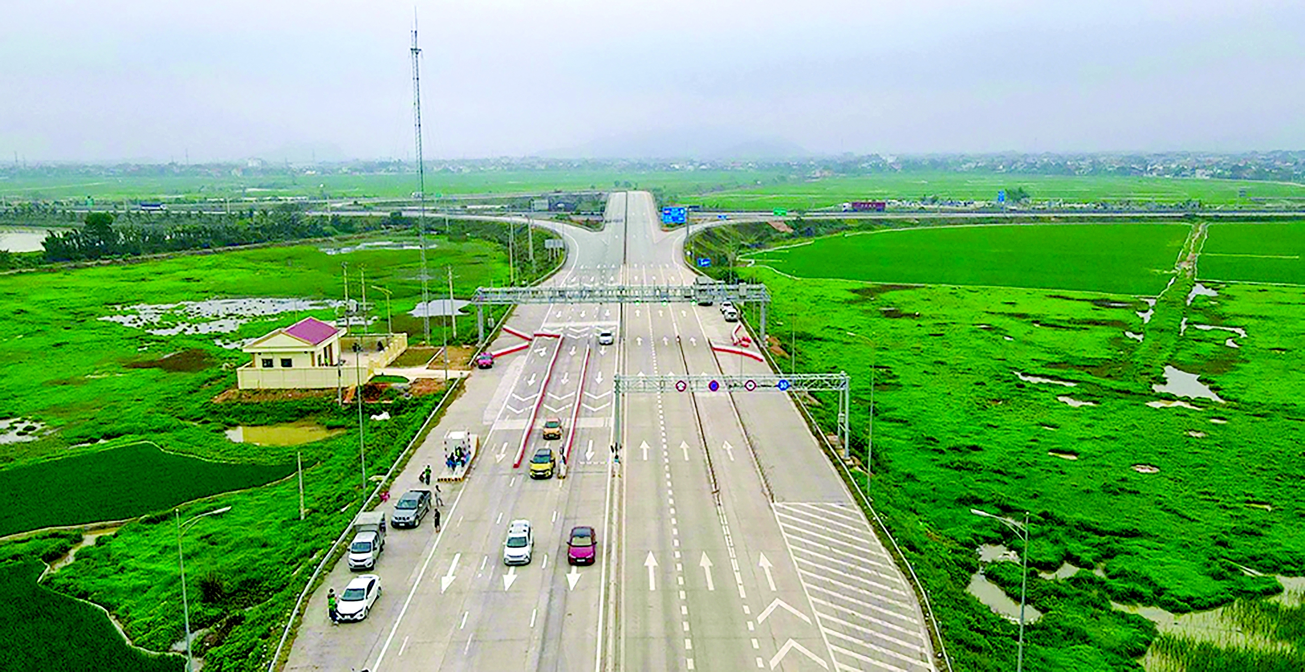 Ng&agrave;y đầu thu ph&iacute; 5 tuyến cao tốc Nh&agrave; nước đầu tư:  Lượng xe c&oacute; giảm?- Ảnh 2.