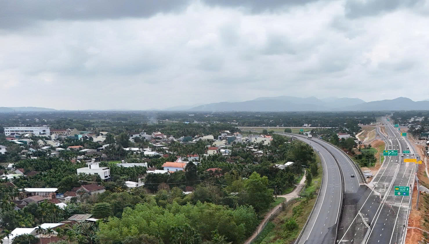 Quảng Ng&atilde;i đề xuất dịch chuyển vị tr&iacute; x&acirc;y dựng nh&agrave; ga đường sắt tốc độ cao- Ảnh 1.