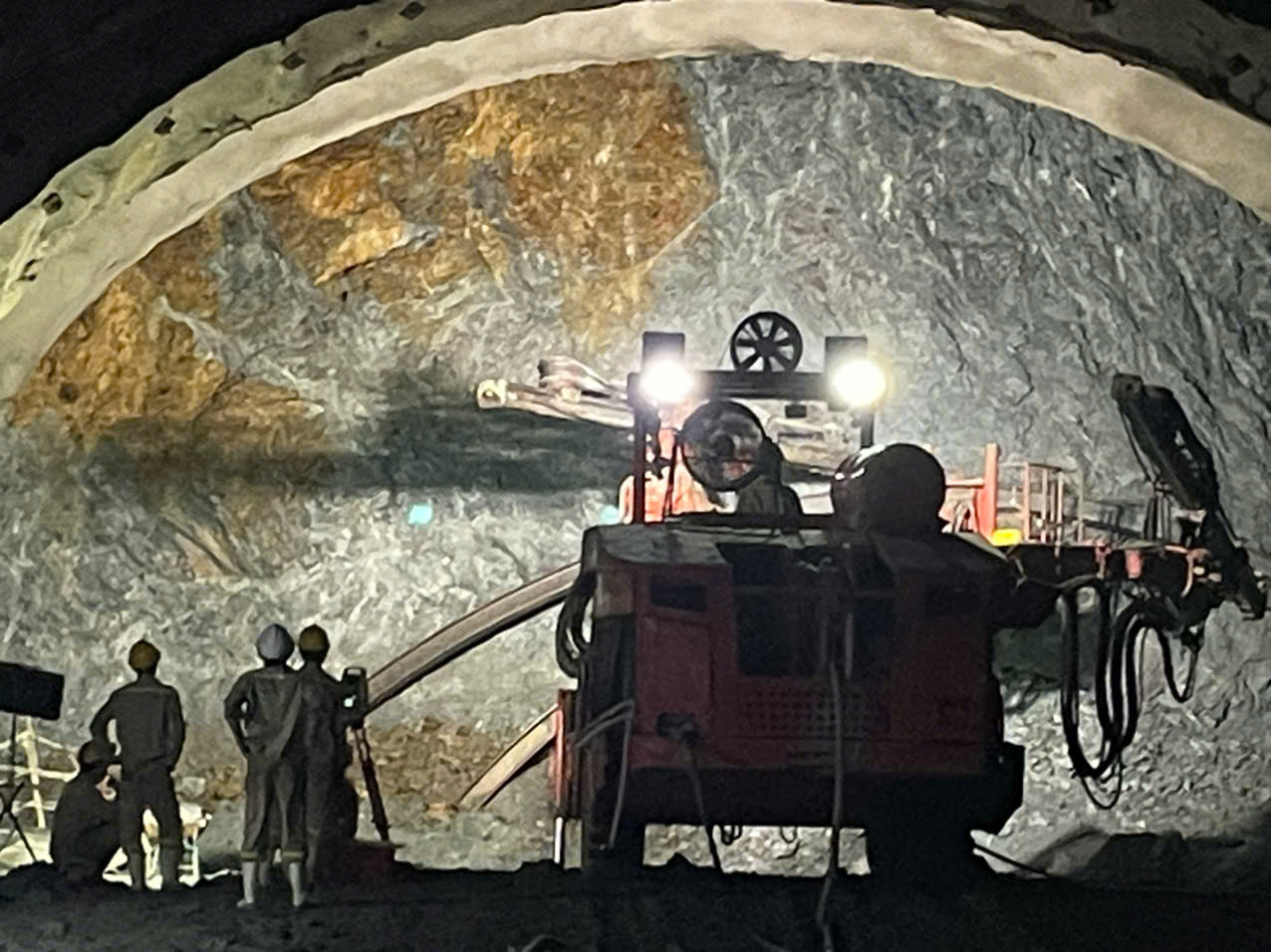 Xuy&ecirc;n đ&ecirc;m đ&agrave;o hầm xuy&ecirc;n n&uacute;i tuyến cao tốc Nội B&agrave;i - L&agrave;o Cai- Ảnh 1.