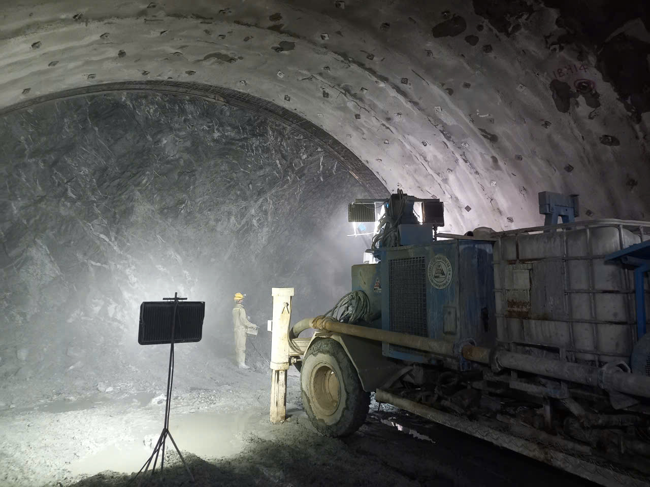 Xuy&ecirc;n đ&ecirc;m đ&agrave;o hầm xuy&ecirc;n n&uacute;i tuyến cao tốc Nội B&agrave;i - L&agrave;o Cai- Ảnh 2.