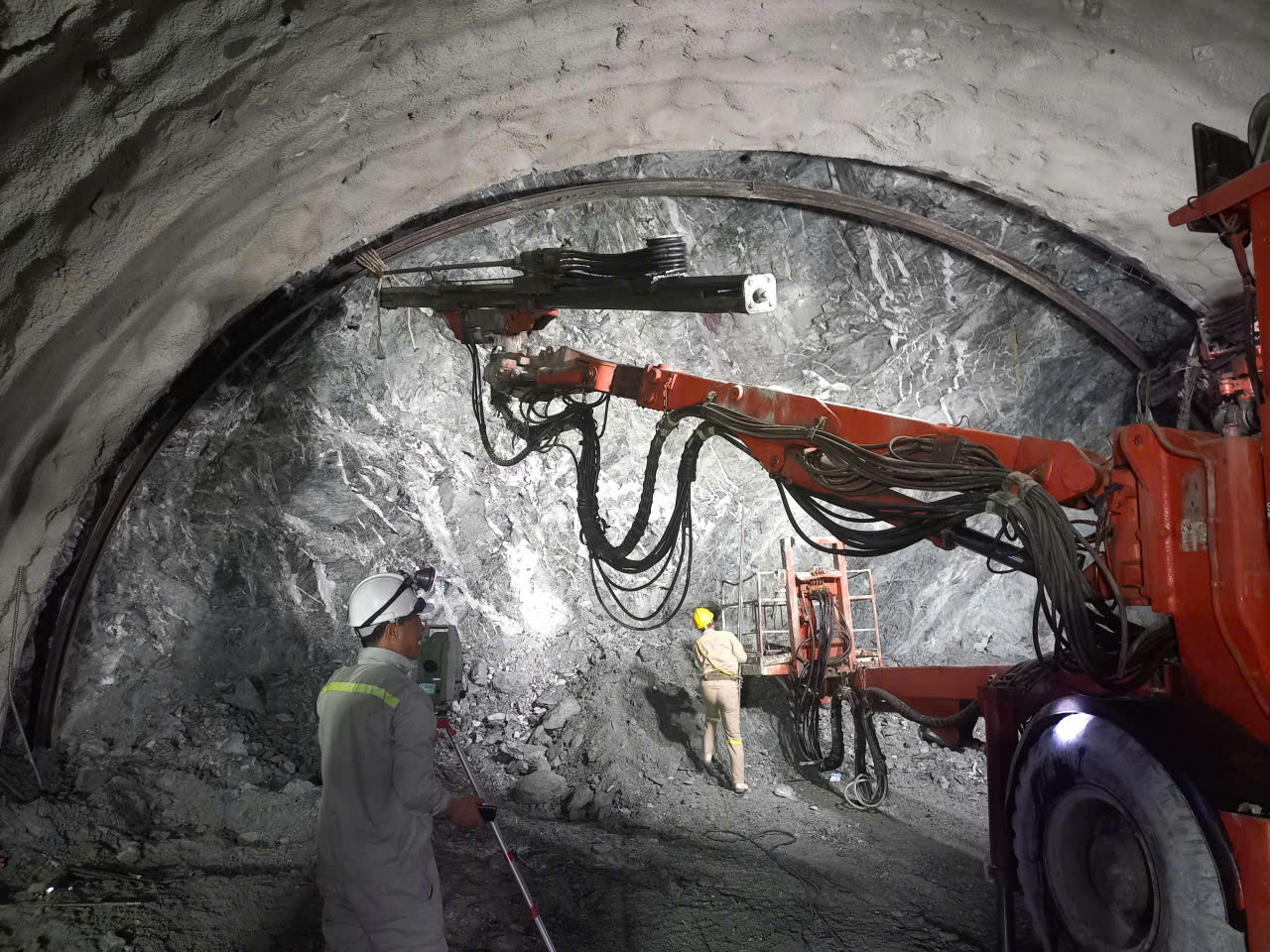 Xuy&ecirc;n đ&ecirc;m đ&agrave;o hầm xuy&ecirc;n n&uacute;i tuyến cao tốc Nội B&agrave;i - L&agrave;o Cai- Ảnh 3.