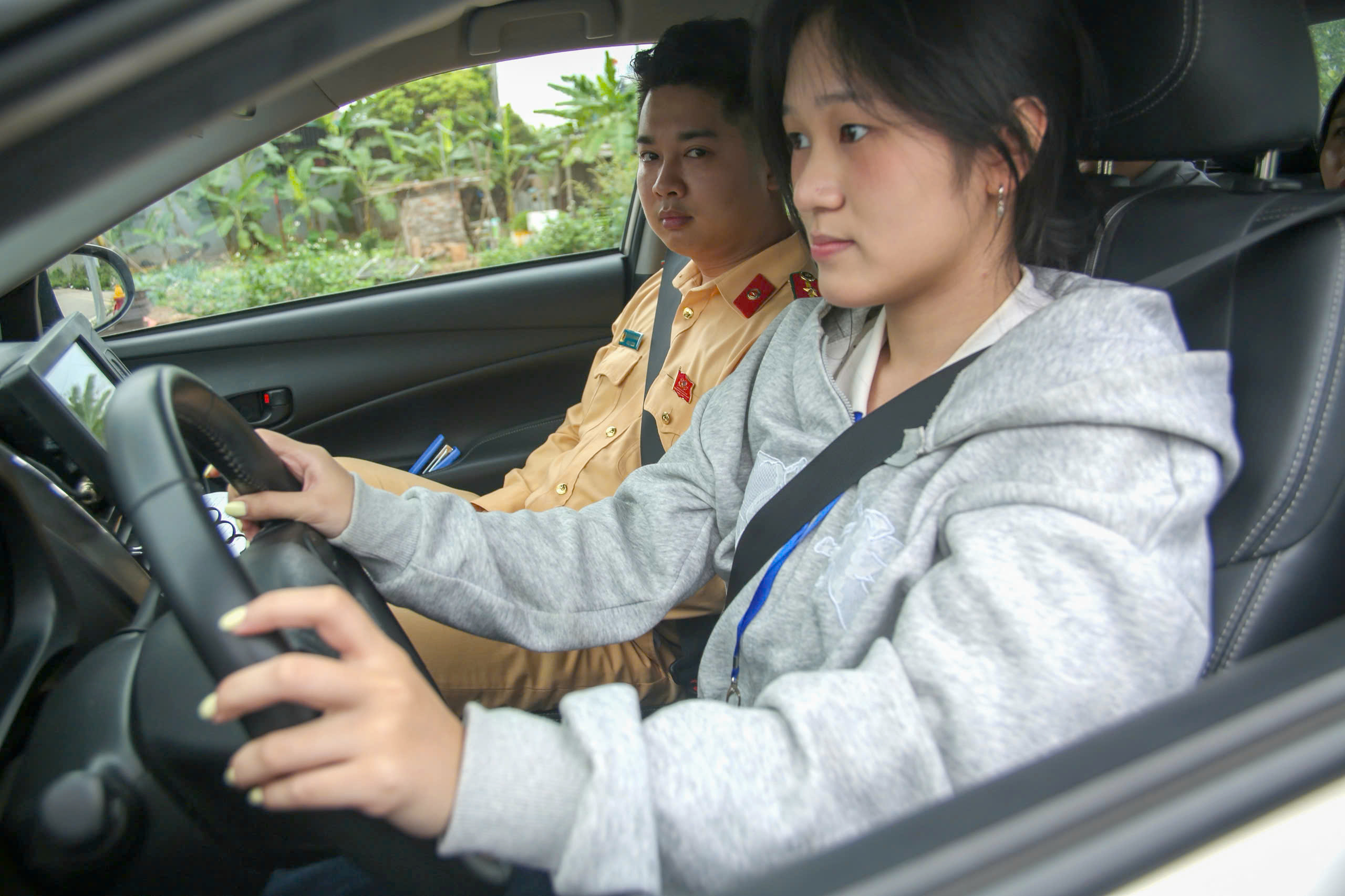 Hà Nội: Gần 2.000 học viên sát hạch lái xe mỗi ngày, nhiều người đỗ ngay lần thi đầu- Ảnh 9. Hà Nội: Gần 2.000 học viên sát hạch lái xe mỗi ngày, nhiều người đỗ ngay lần thi đầu- Ảnh 9.