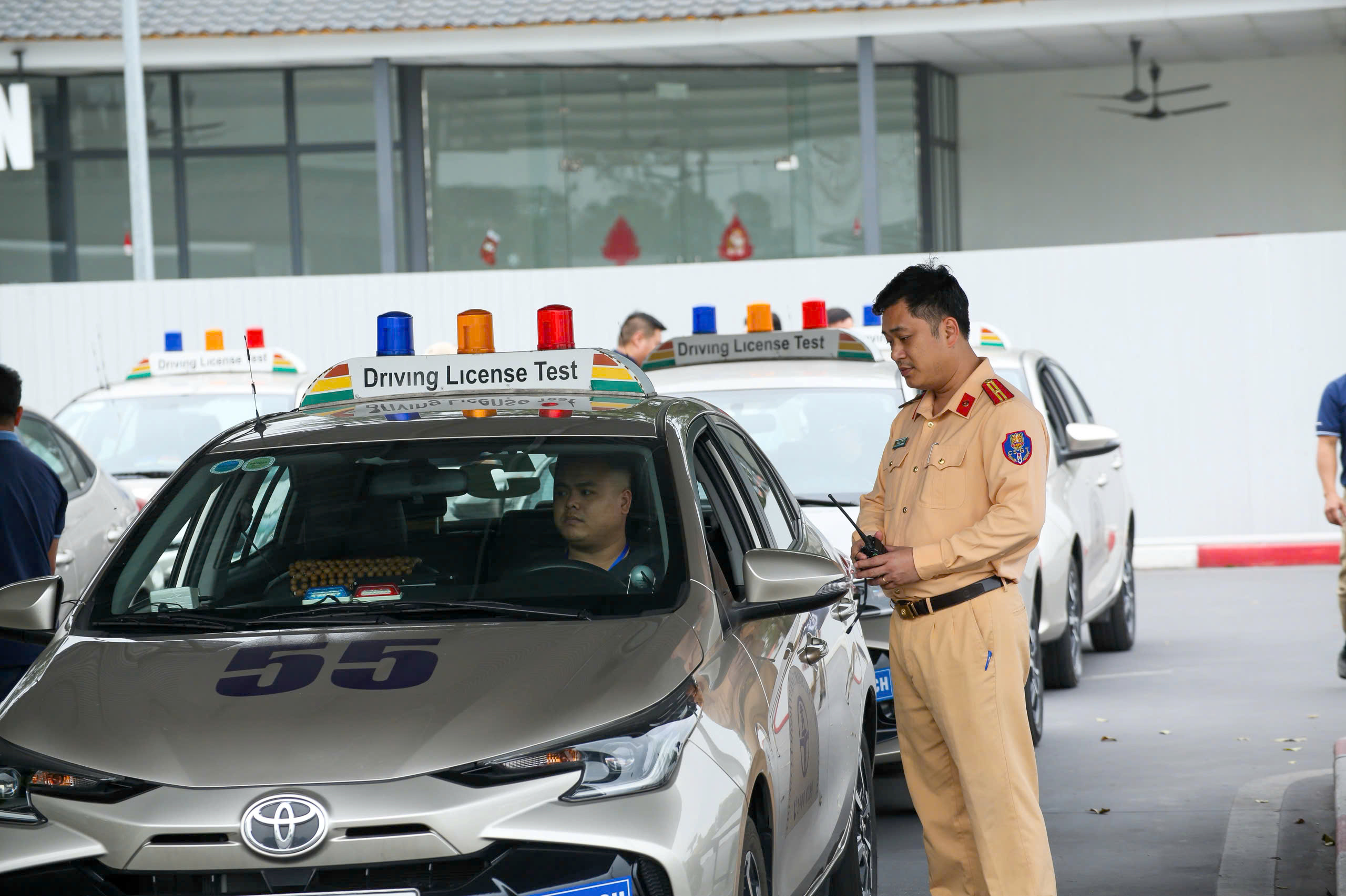 Hà Nội: Gần 2.000 học viên sát hạch lái xe mỗi ngày, nhiều người đỗ ngay lần thi đầu- Ảnh 6. Hà Nội: Gần 2.000 học viên sát hạch lái xe mỗi ngày, nhiều người đỗ ngay lần thi đầu- Ảnh 6.