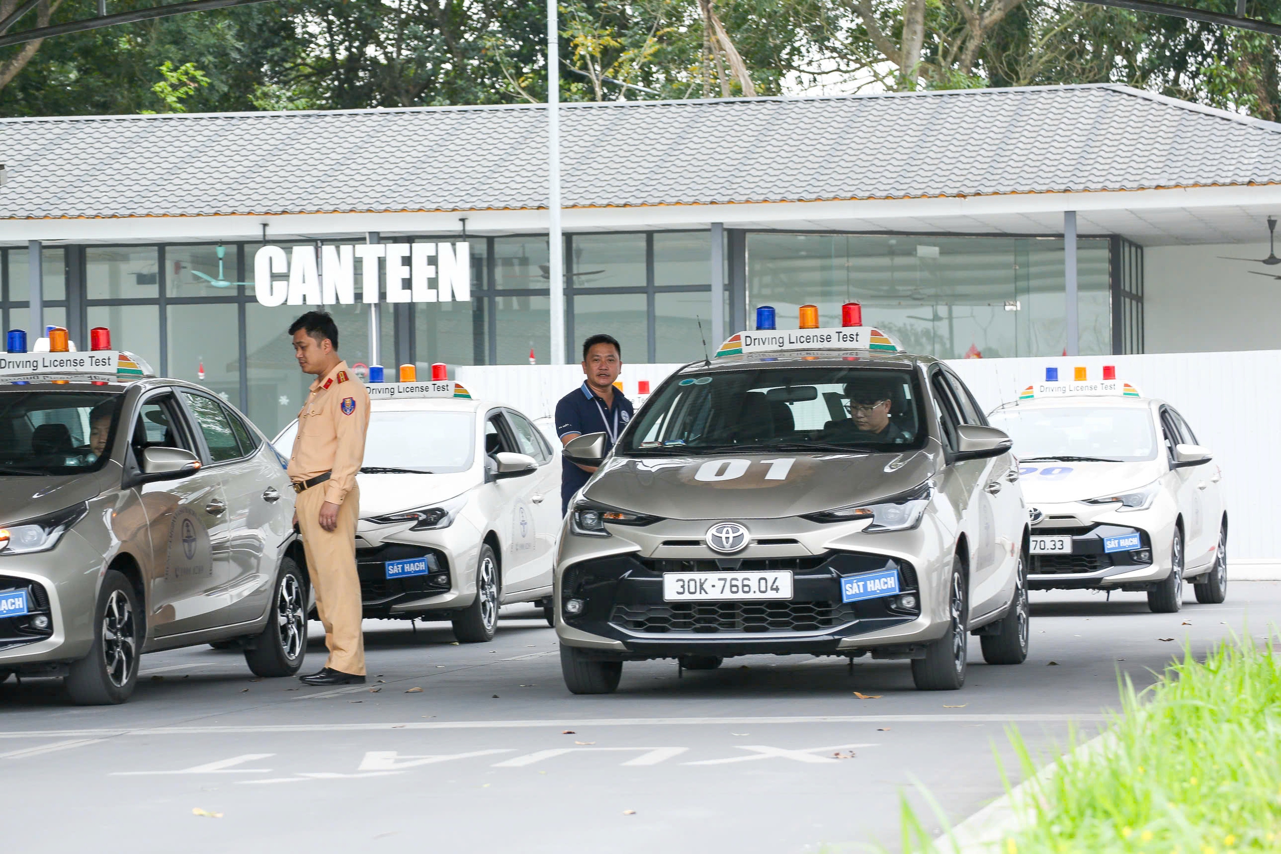 Hà Nội: Gần 2.000 học viên sát hạch lái xe mỗi ngày, nhiều người đỗ ngay lần thi đầu- Ảnh 1. Hà Nội: Gần 2.000 học viên sát hạch lái xe mỗi ngày, nhiều người đỗ ngay lần thi đầu- Ảnh 1.