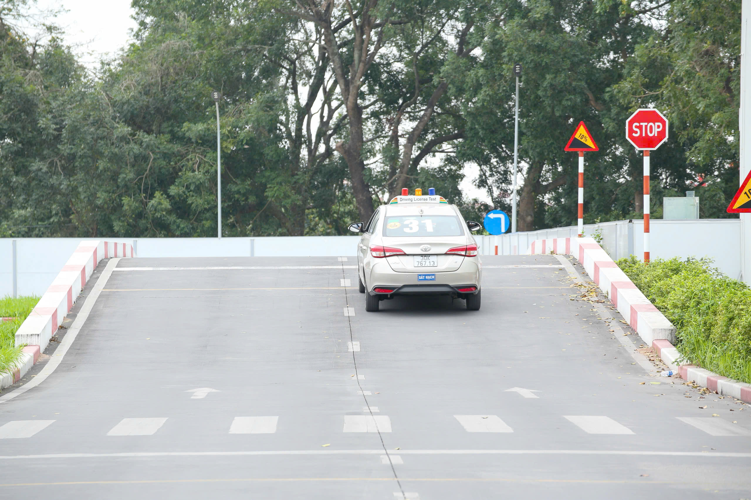 Hà Nội: Gần 2.000 học viên sát hạch lái xe mỗi ngày, nhiều người đỗ ngay lần thi đầu- Ảnh 8. Hà Nội: Gần 2.000 học viên sát hạch lái xe mỗi ngày, nhiều người đỗ ngay lần thi đầu- Ảnh 8.