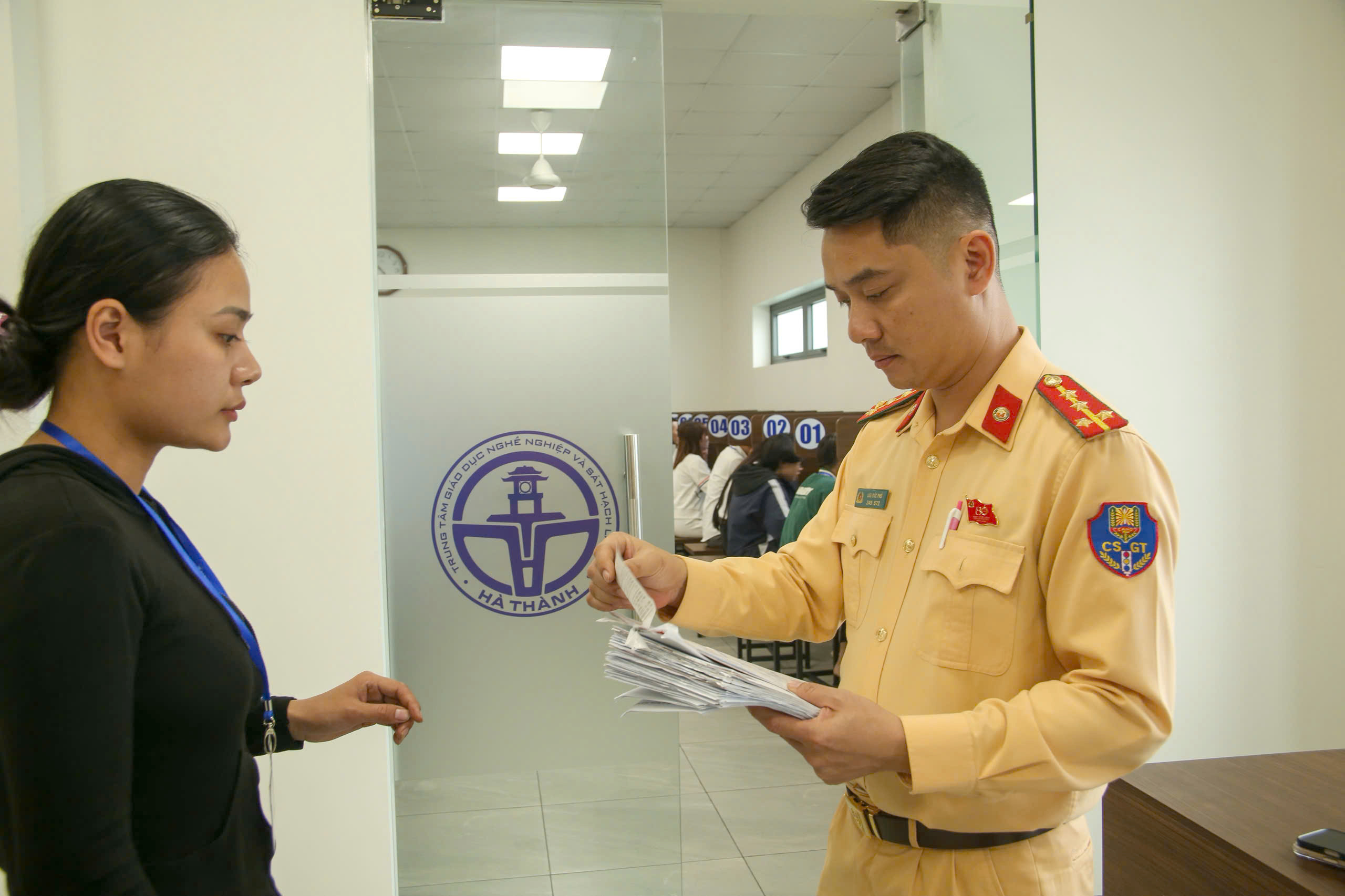 Hà Nội: Gần 2.000 học viên sát hạch lái xe mỗi ngày, nhiều người đỗ ngay lần thi đầu- Ảnh 2. Hà Nội: Gần 2.000 học viên sát hạch lái xe mỗi ngày, nhiều người đỗ ngay lần thi đầu- Ảnh 2.