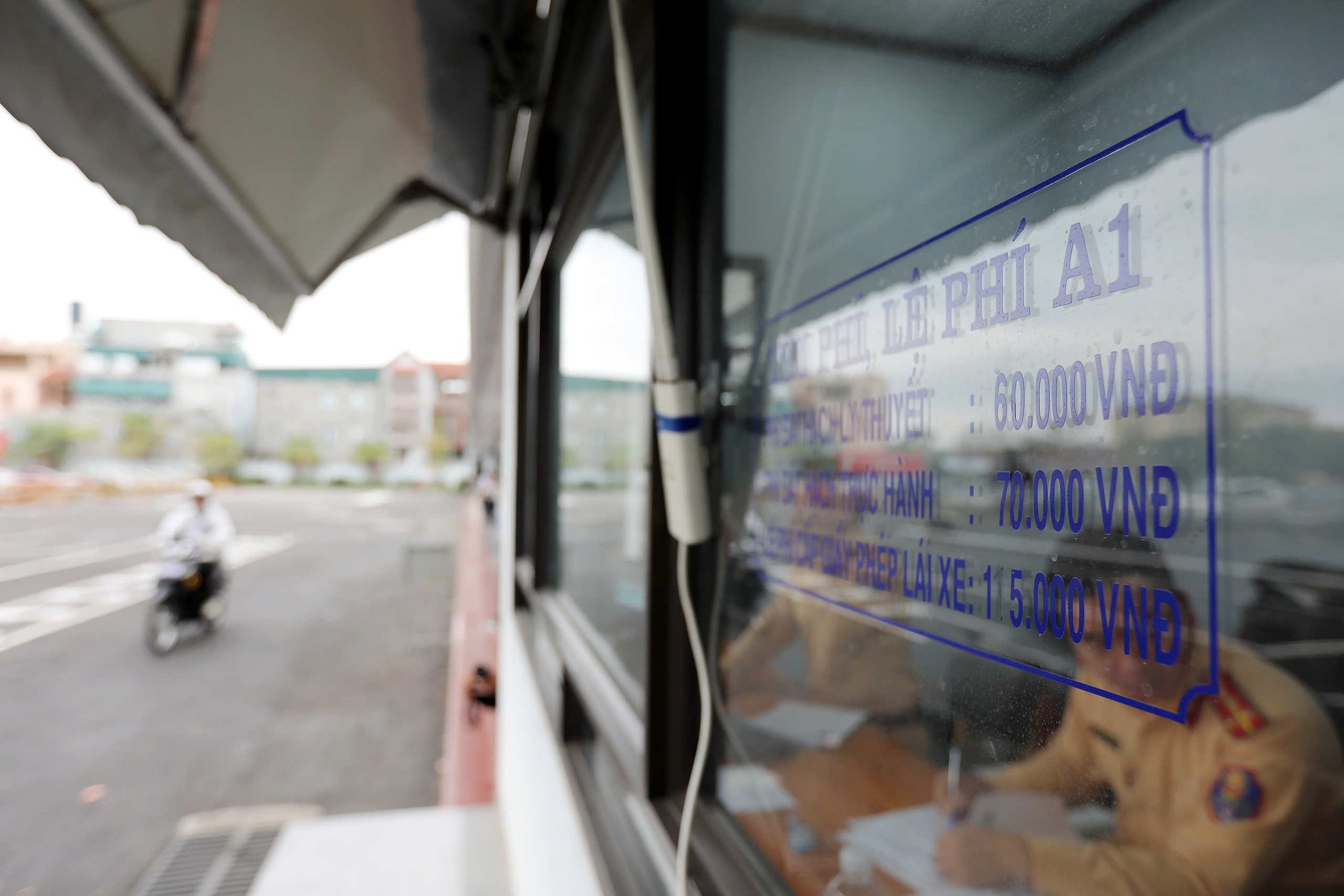 Hà Nội: Gần 2.000 học viên sát hạch lái xe mỗi ngày, nhiều người đỗ ngay lần thi đầu- Ảnh 5. Hà Nội: Gần 2.000 học viên sát hạch lái xe mỗi ngày, nhiều người đỗ ngay lần thi đầu- Ảnh 5.