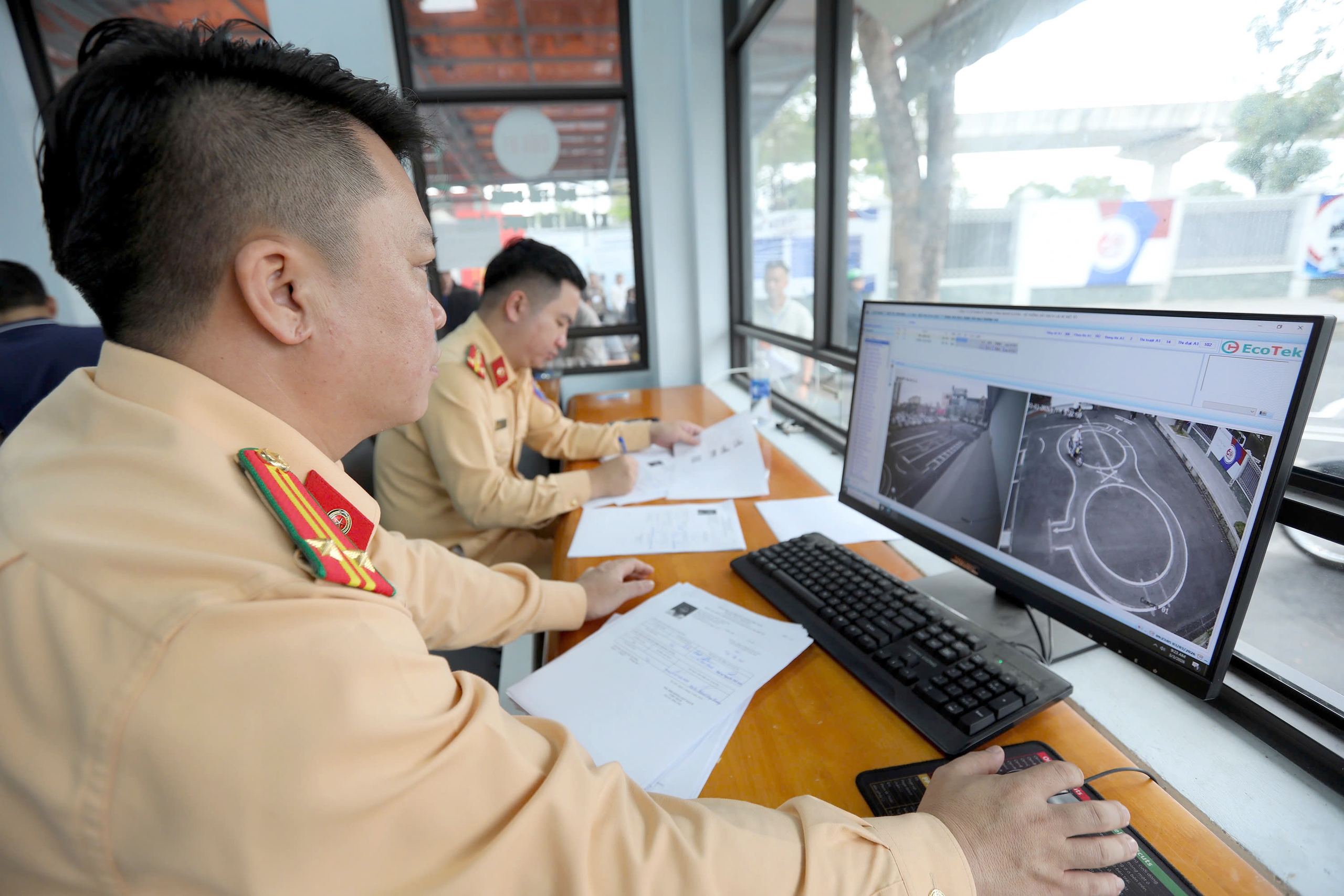 Hà Nội: Gần 2.000 học viên sát hạch lái xe mỗi ngày, nhiều người đỗ ngay lần thi đầu- Ảnh 12. Hà Nội: Gần 2.000 học viên sát hạch lái xe mỗi ngày, nhiều người đỗ ngay lần thi đầu- Ảnh 12.