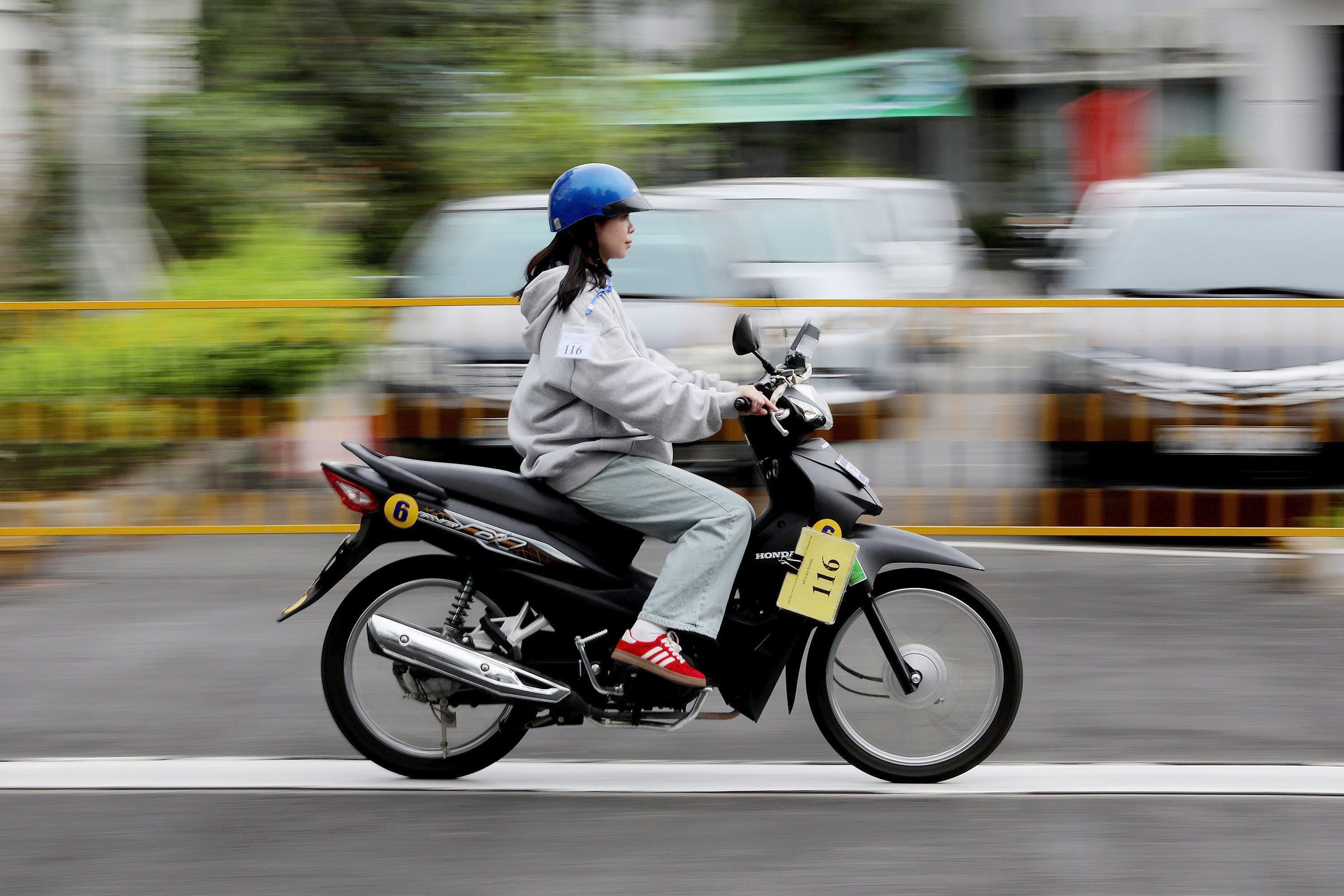 Hà Nội: Gần 2.000 học viên sát hạch lái xe mỗi ngày, nhiều người đỗ ngay lần thi đầu- Ảnh 13. Hà Nội: Gần 2.000 học viên sát hạch lái xe mỗi ngày, nhiều người đỗ ngay lần thi đầu- Ảnh 13.