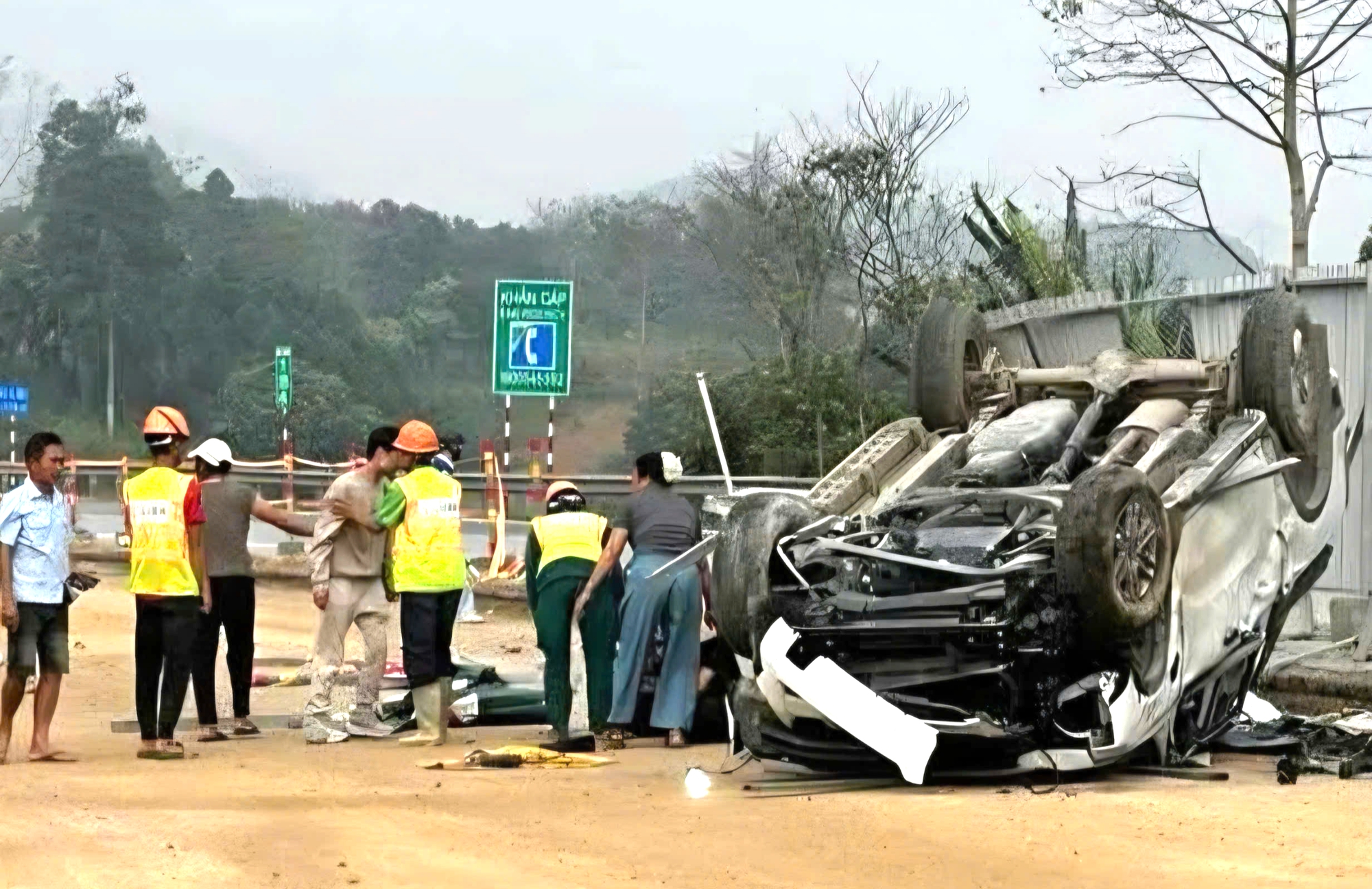 Liên tiếp hai vụ tai nạn trên cao tốc Nội Bài - Lào Cai, một tài xế tử vong- Ảnh 1. Liên tiếp hai vụ tai nạn trên cao tốc Nội Bài - Lào Cai, một tài xế tử vong- Ảnh 1.