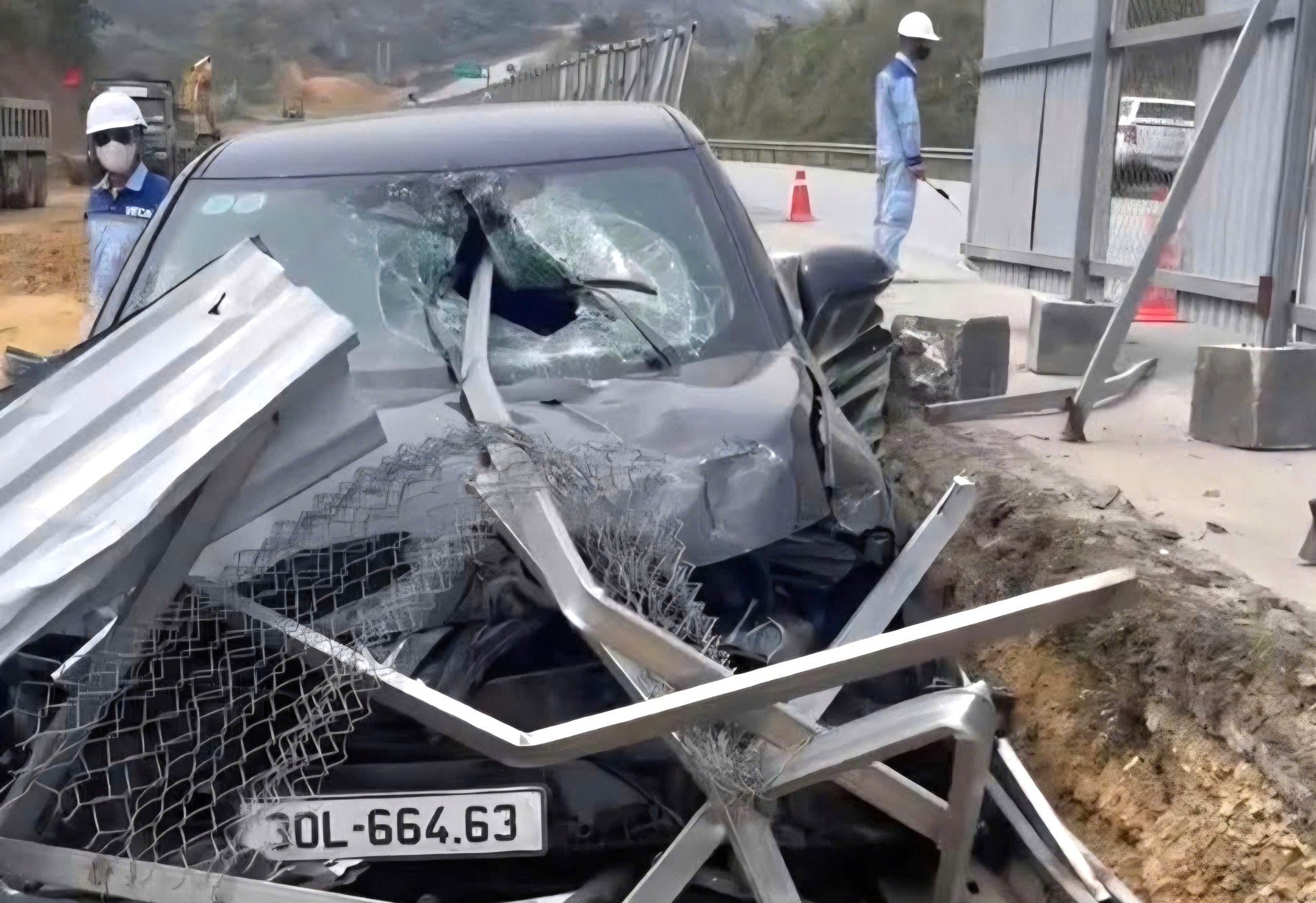 Liên tiếp hai vụ tai nạn trên cao tốc Nội Bài - Lào Cai, một tài xế tử vong- Ảnh 2. Liên tiếp hai vụ tai nạn trên cao tốc Nội Bài - Lào Cai, một tài xế tử vong- Ảnh 2.