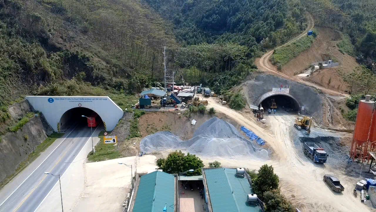 Xuy&ecirc;n đ&ecirc;m đ&agrave;o hầm xuy&ecirc;n n&uacute;i tuyến cao tốc Nội B&agrave;i - L&agrave;o Cai- Ảnh 12.