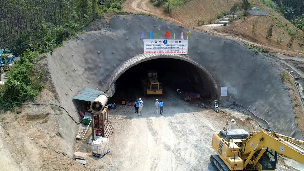 Xuy&ecirc;n đ&ecirc;m đ&agrave;o hầm xuy&ecirc;n n&uacute;i tuyến cao tốc Nội B&agrave;i - L&agrave;o Cai- Ảnh 13.