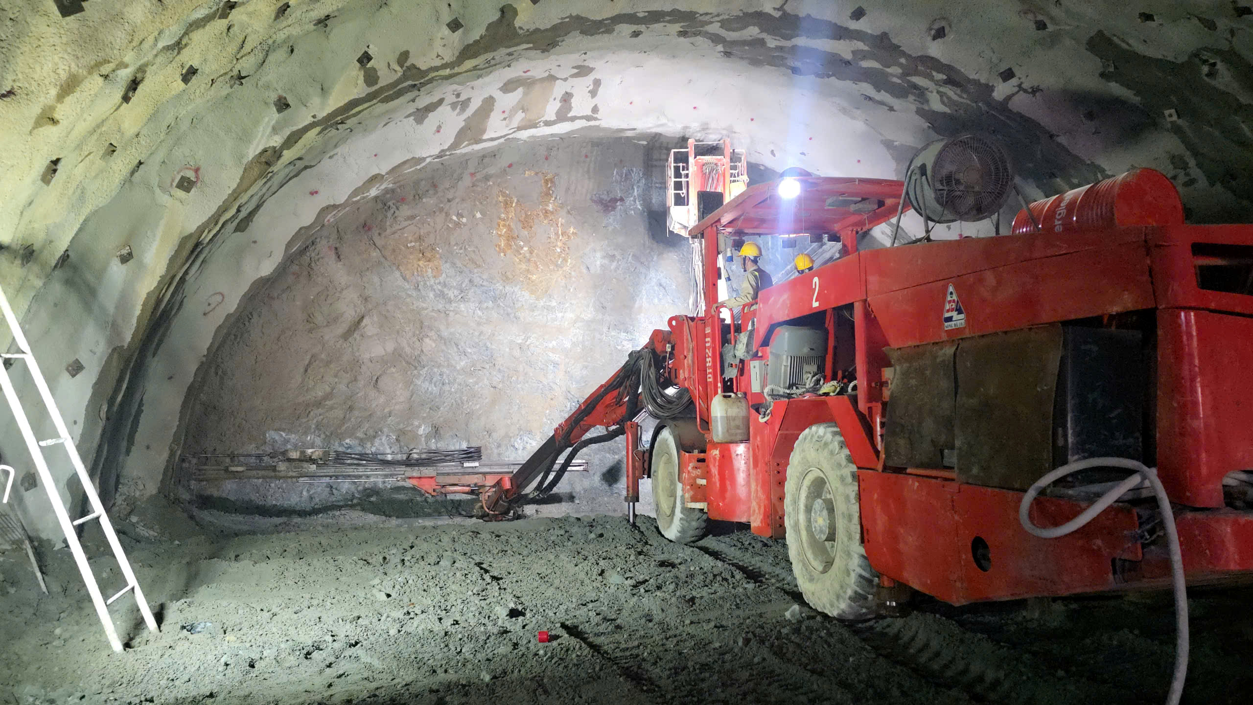 Xuy&ecirc;n đ&ecirc;m đ&agrave;o hầm xuy&ecirc;n n&uacute;i tuyến cao tốc Nội B&agrave;i - L&agrave;o Cai- Ảnh 5.