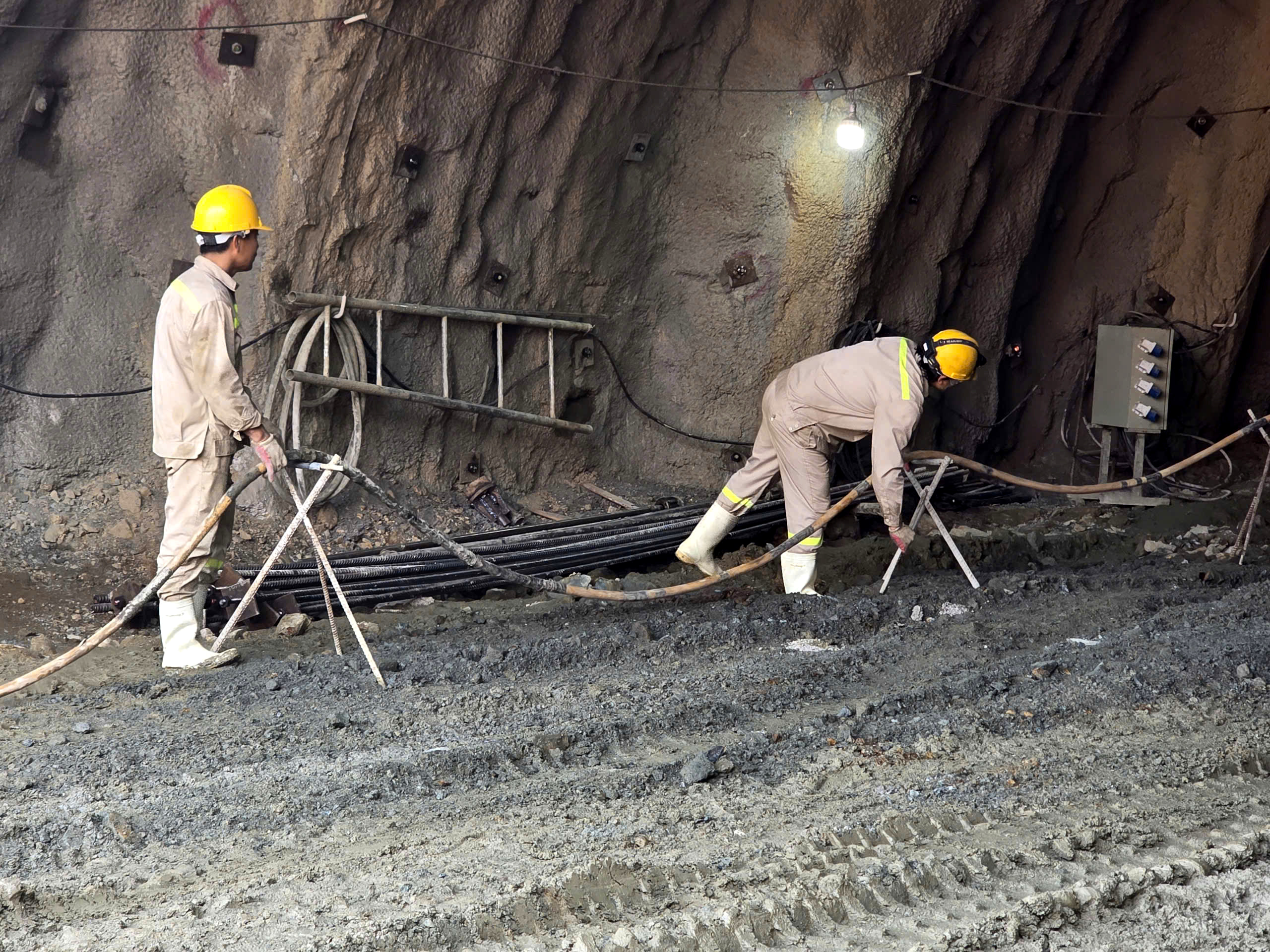 Xuy&ecirc;n đ&ecirc;m đ&agrave;o hầm xuy&ecirc;n n&uacute;i tuyến cao tốc Nội B&agrave;i - L&agrave;o Cai- Ảnh 6.