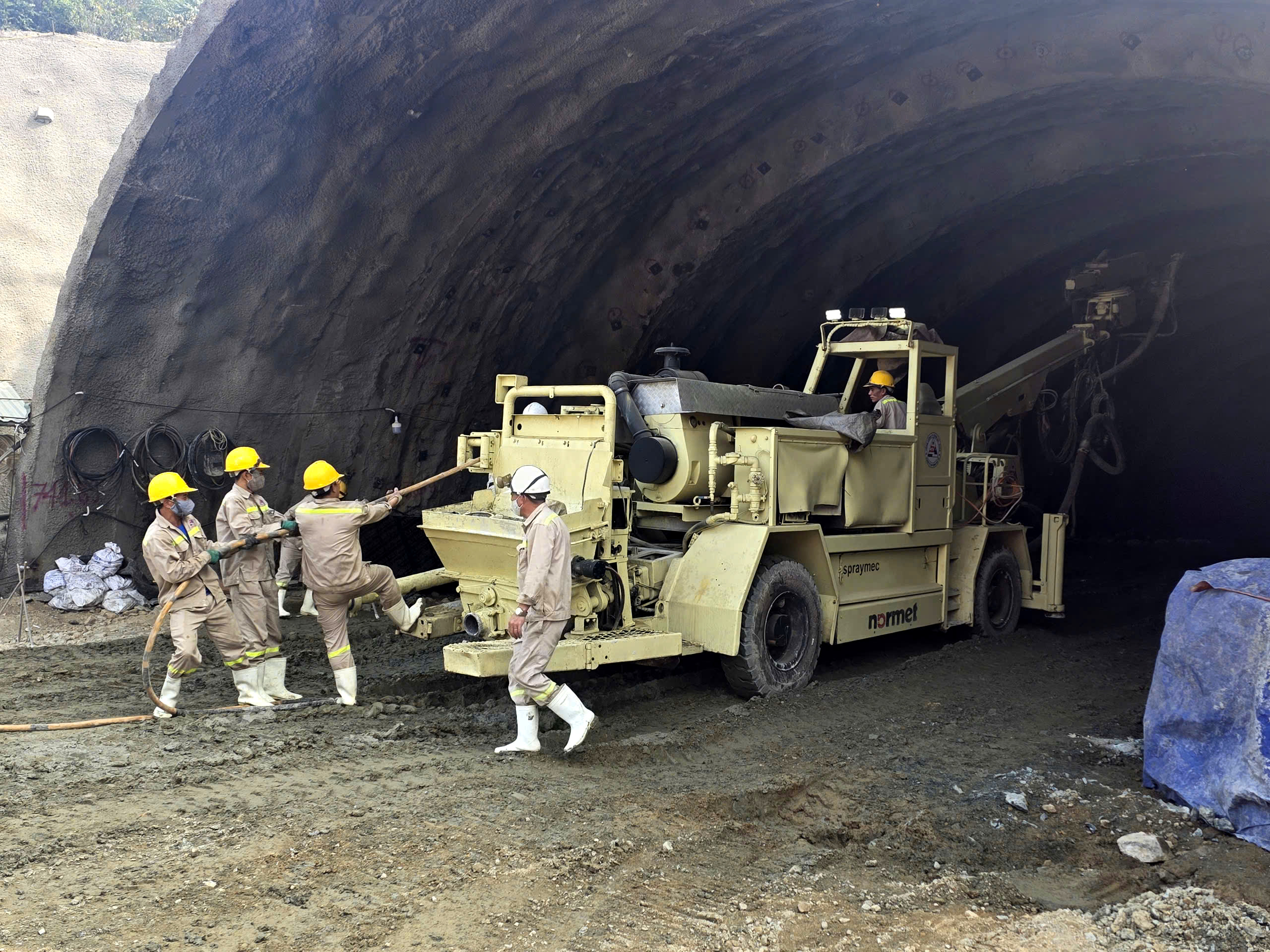 Xuy&ecirc;n đ&ecirc;m đ&agrave;o hầm xuy&ecirc;n n&uacute;i tuyến cao tốc Nội B&agrave;i - L&agrave;o Cai- Ảnh 4.