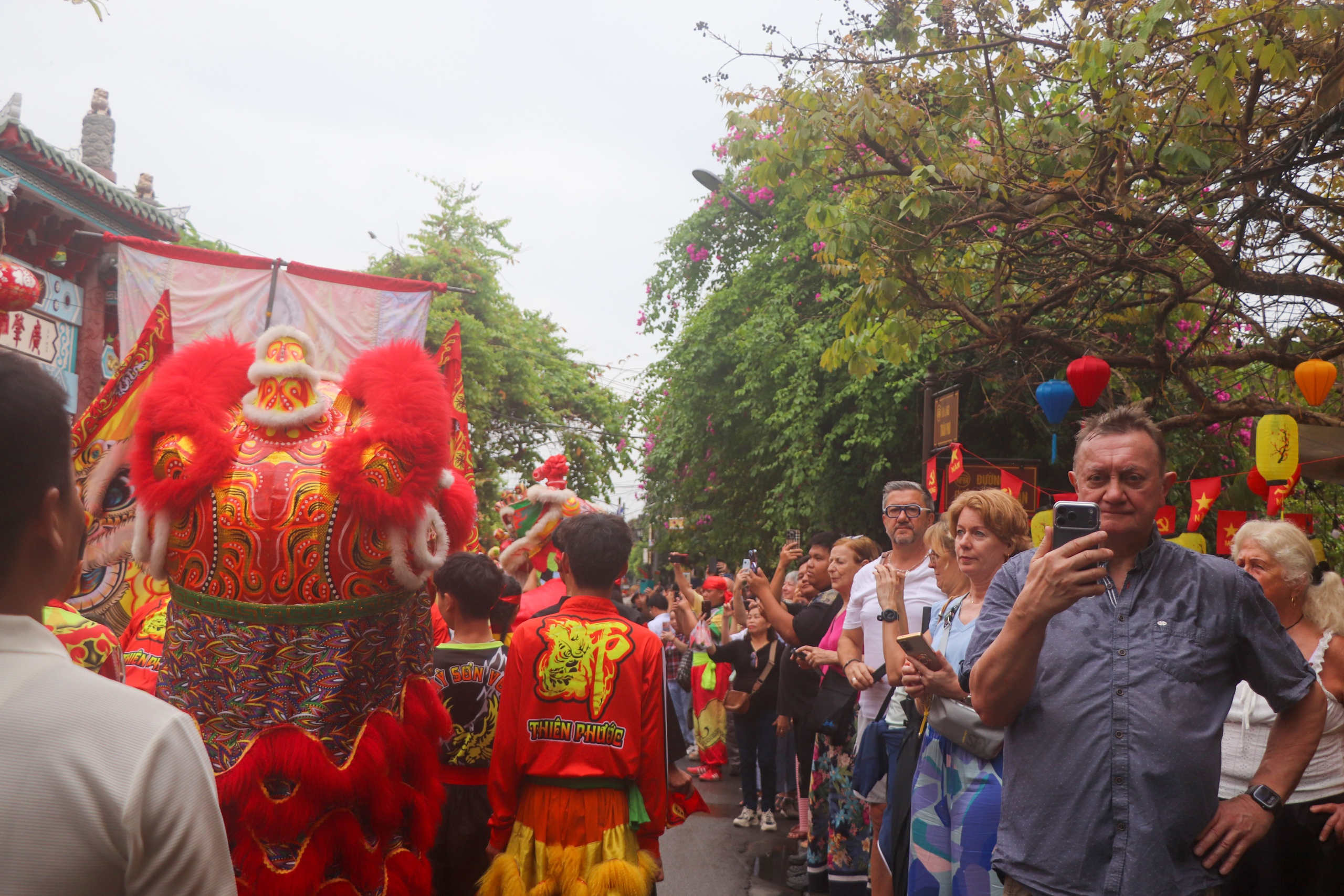 Di sản văn h&oacute;a phi vật thể Tết Nguy&ecirc;n ti&ecirc;u được t&aacute;i hiện tại phố cổ Hội An- Ảnh 8.