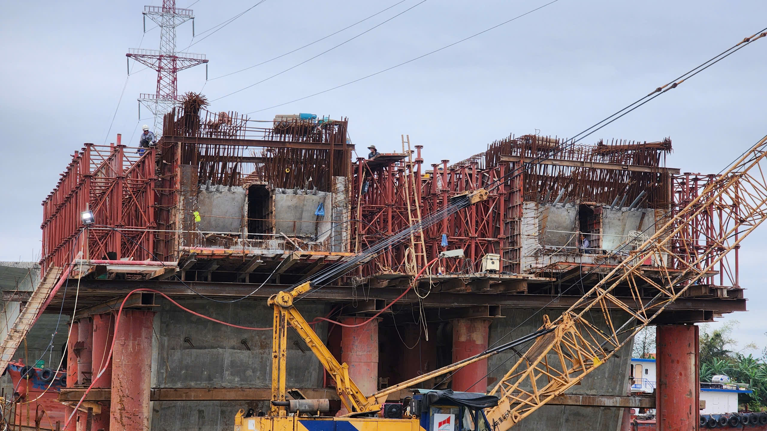 Cầu hơn 2.000 tỷ đồng ở Bắc Ninh tăng tốc thi công về đích- Ảnh 15. Cầu hơn 2.000 tỷ đồng ở Bắc Ninh tăng tốc thi công về đích- Ảnh 15.