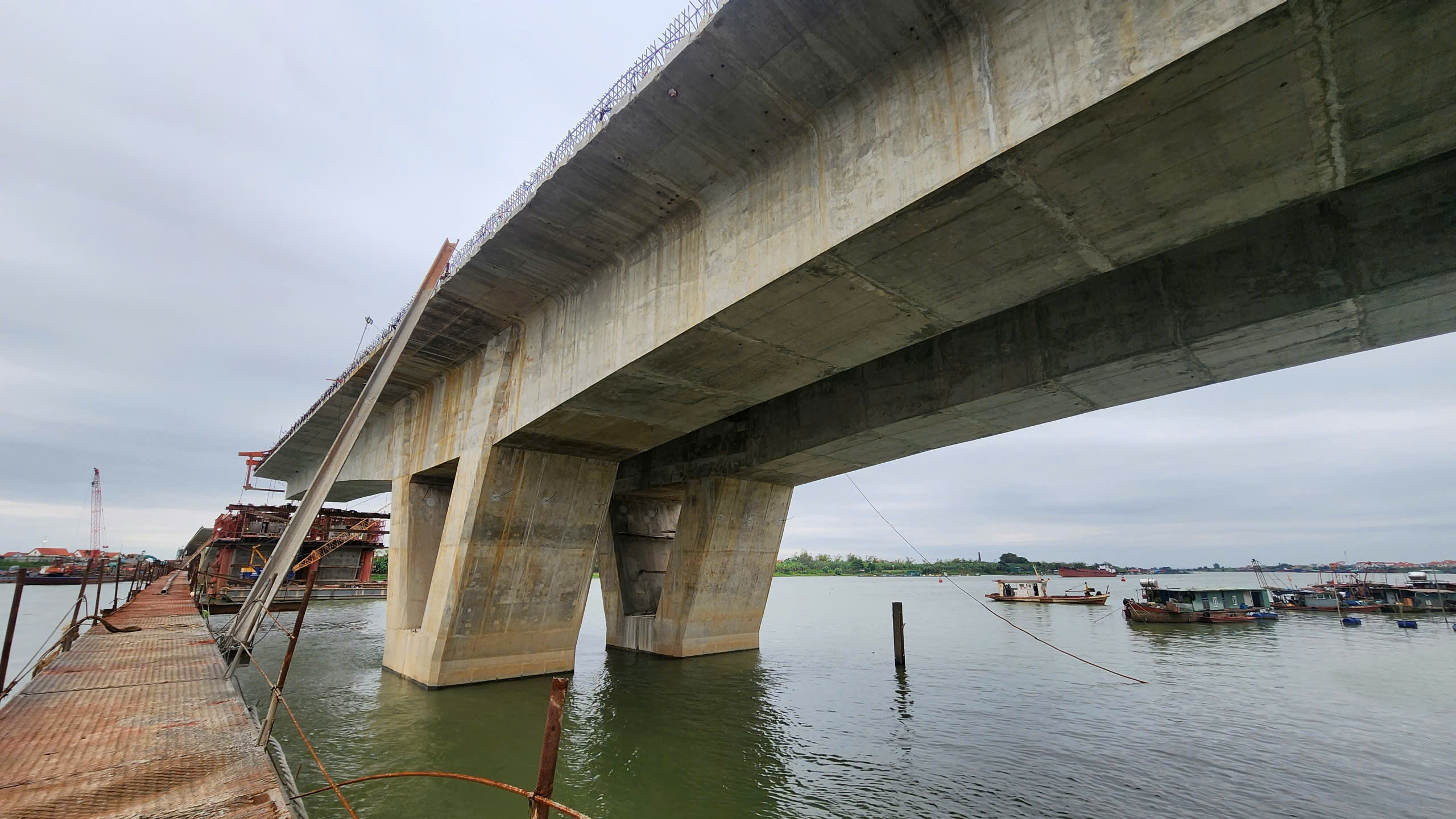 Cầu hơn 2.000 tỷ đồng ở Bắc Ninh tăng tốc thi công về đích- Ảnh 14. Cầu hơn 2.000 tỷ đồng ở Bắc Ninh tăng tốc thi công về đích- Ảnh 14.