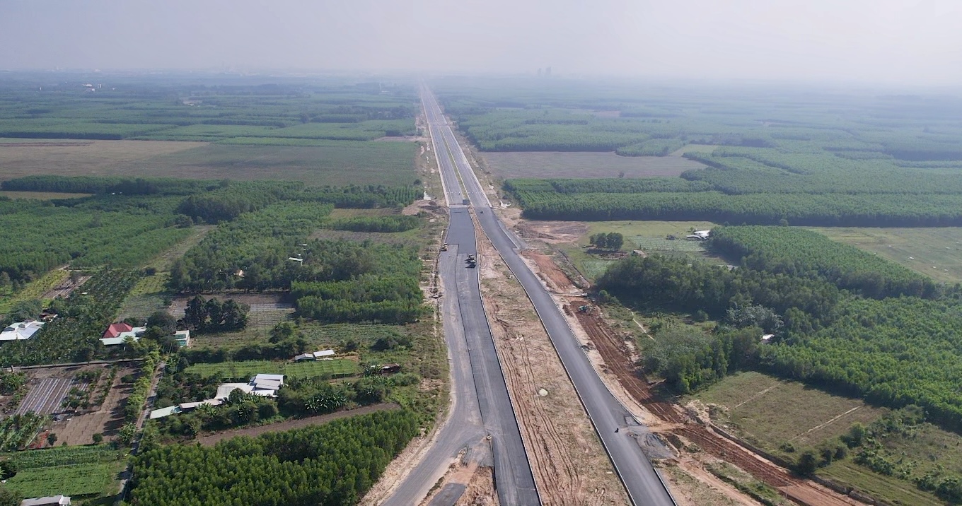 Thời tiết khô ráo, tăng tốc thi công các tuyến đường kết nối sân bay Long Thành- Ảnh 4. Thời tiết khô ráo, tăng tốc thi công các tuyến đường kết nối sân bay Long Thành- Ảnh 4.