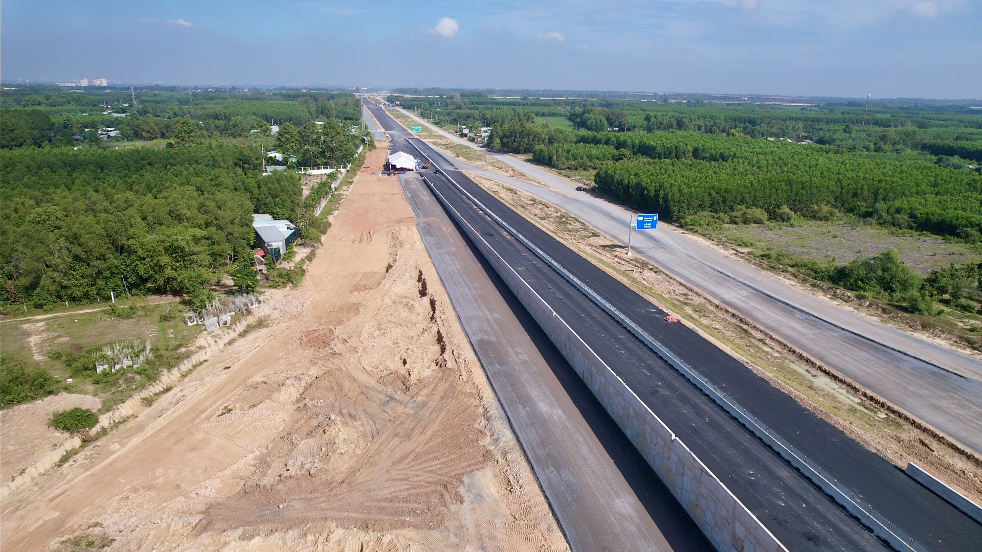 Thời tiết khô ráo, tăng tốc thi công các tuyến đường kết nối sân bay Long Thành- Ảnh 3. Thời tiết khô ráo, tăng tốc thi công các tuyến đường kết nối sân bay Long Thành- Ảnh 3.