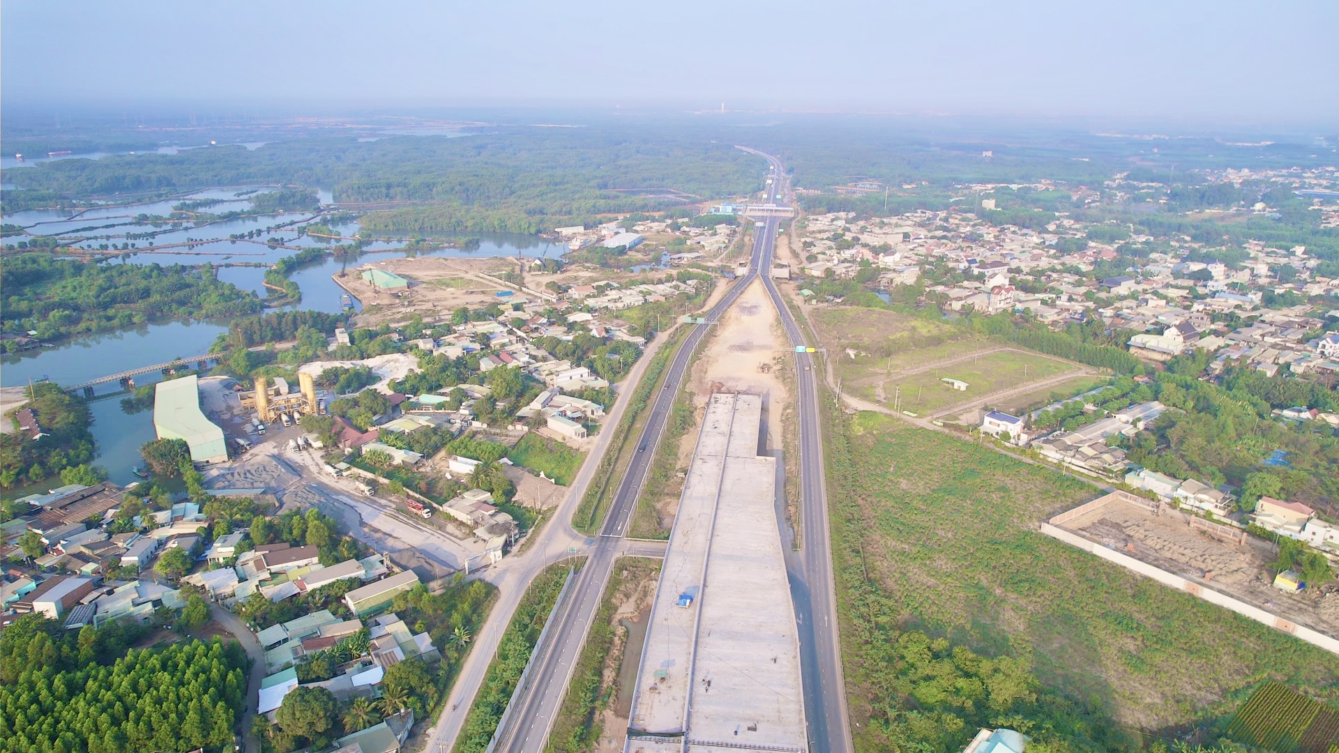 Thời tiết khô ráo, tăng tốc thi công các tuyến đường kết nối sân bay Long Thành- Ảnh 2. Thời tiết khô ráo, tăng tốc thi công các tuyến đường kết nối sân bay Long Thành- Ảnh 2.