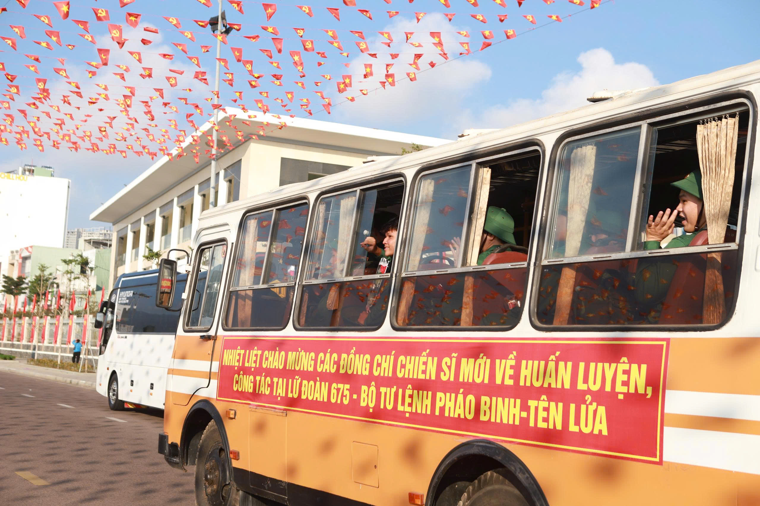 H&agrave;ng ngh&igrave;n thanh ni&ecirc;n miền Trung l&ecirc;n đường nhập ngũ- Ảnh 12.