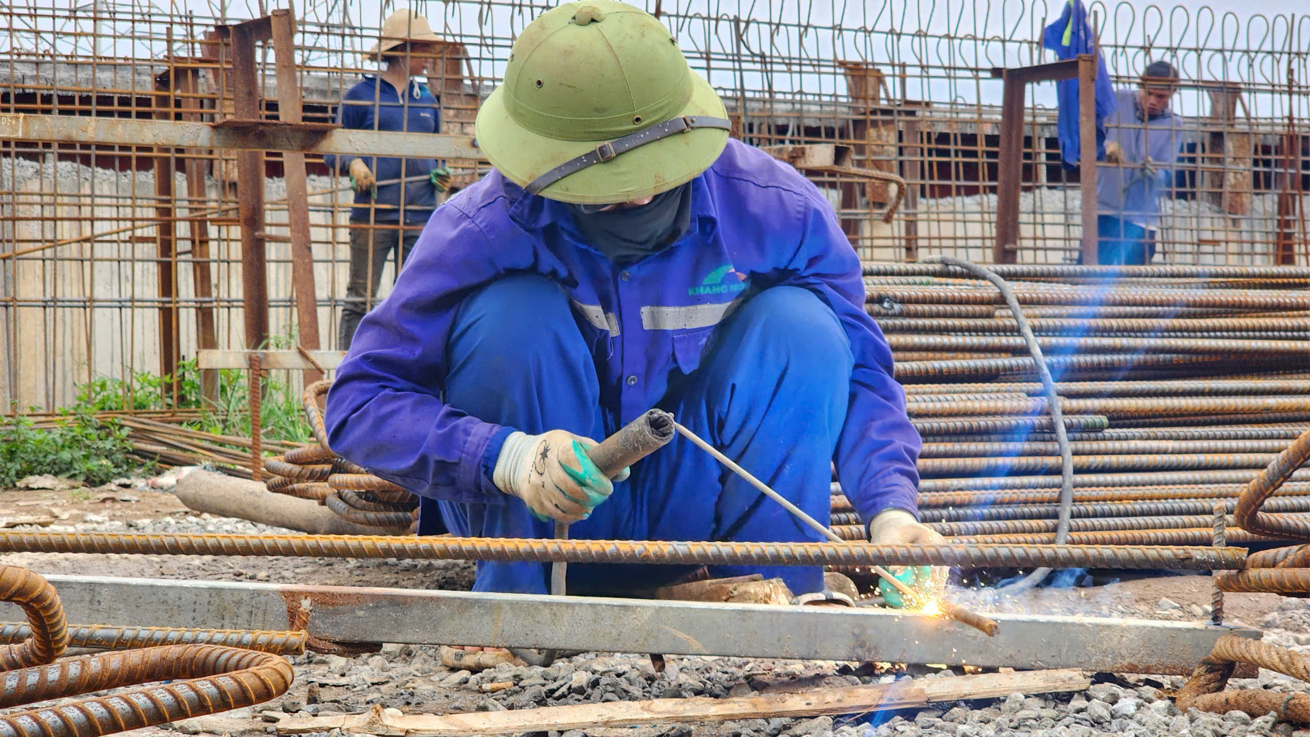 Cầu hơn 2.000 tỷ đồng ở Bắc Ninh tăng tốc thi công về đích- Ảnh 12. Cầu hơn 2.000 tỷ đồng ở Bắc Ninh tăng tốc thi công về đích- Ảnh 12.