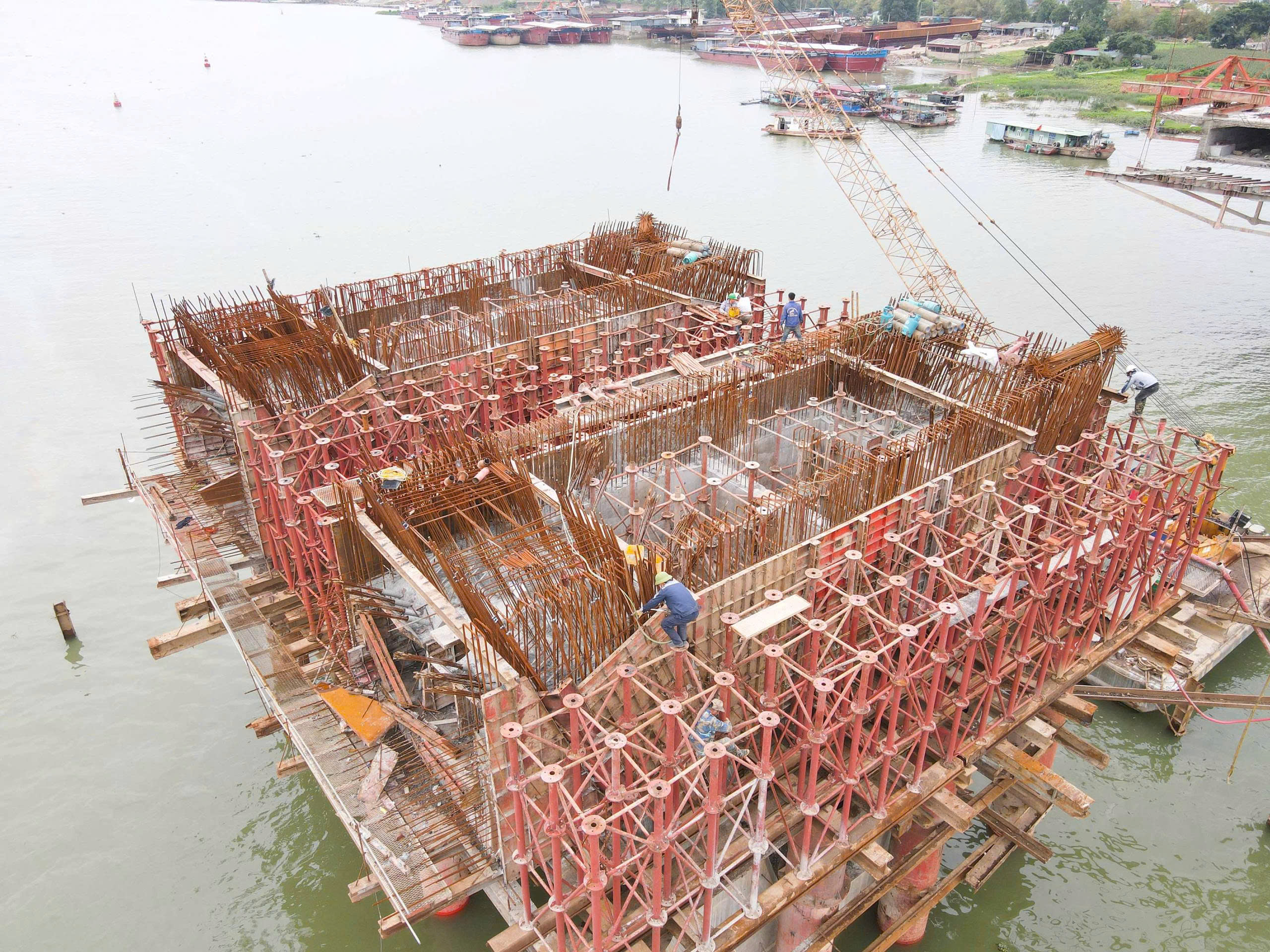 Cầu hơn 2.000 tỷ đồng ở Bắc Ninh tăng tốc thi công về đích- Ảnh 6. Cầu hơn 2.000 tỷ đồng ở Bắc Ninh tăng tốc thi công về đích- Ảnh 6.