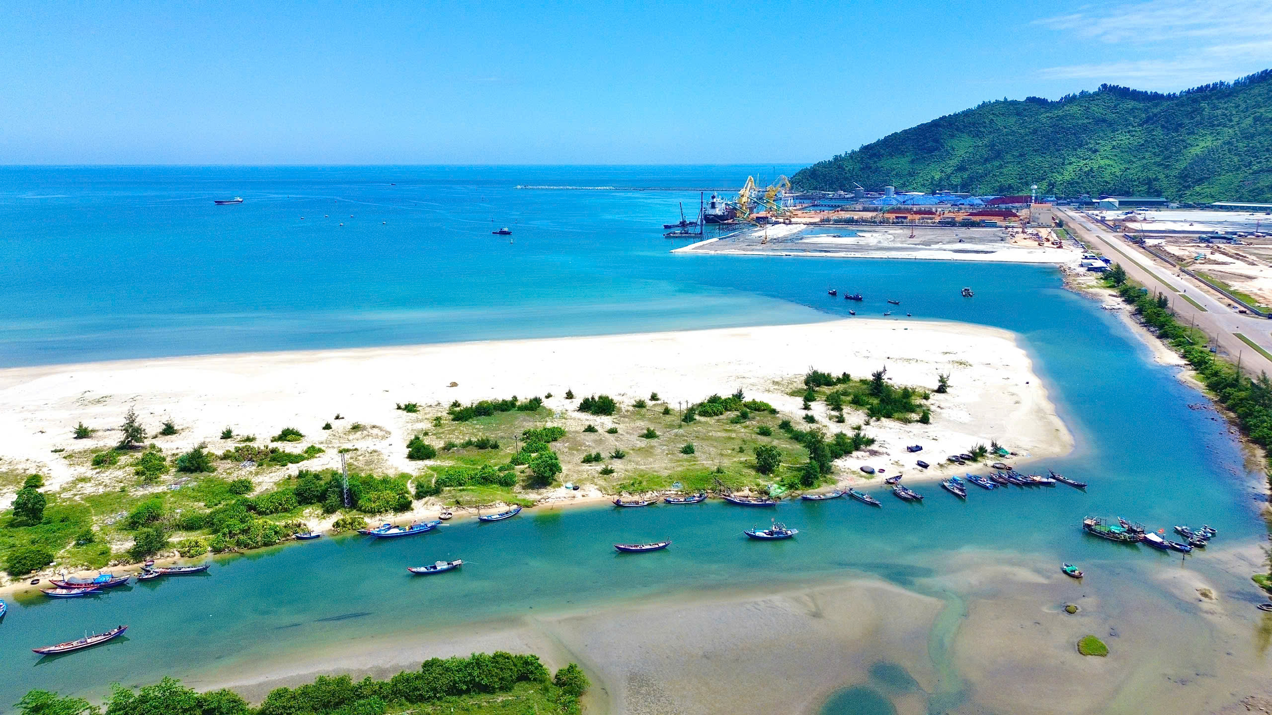 Huế: Chấp thuận nhà đầu tư dự án hạ tầng ở Khu kinh tế Chân Mây – Lăng Cô- Ảnh 1. Huế: Chấp thuận nhà đầu tư dự án hạ tầng ở Khu kinh tế Chân Mây – Lăng Cô- Ảnh 1.