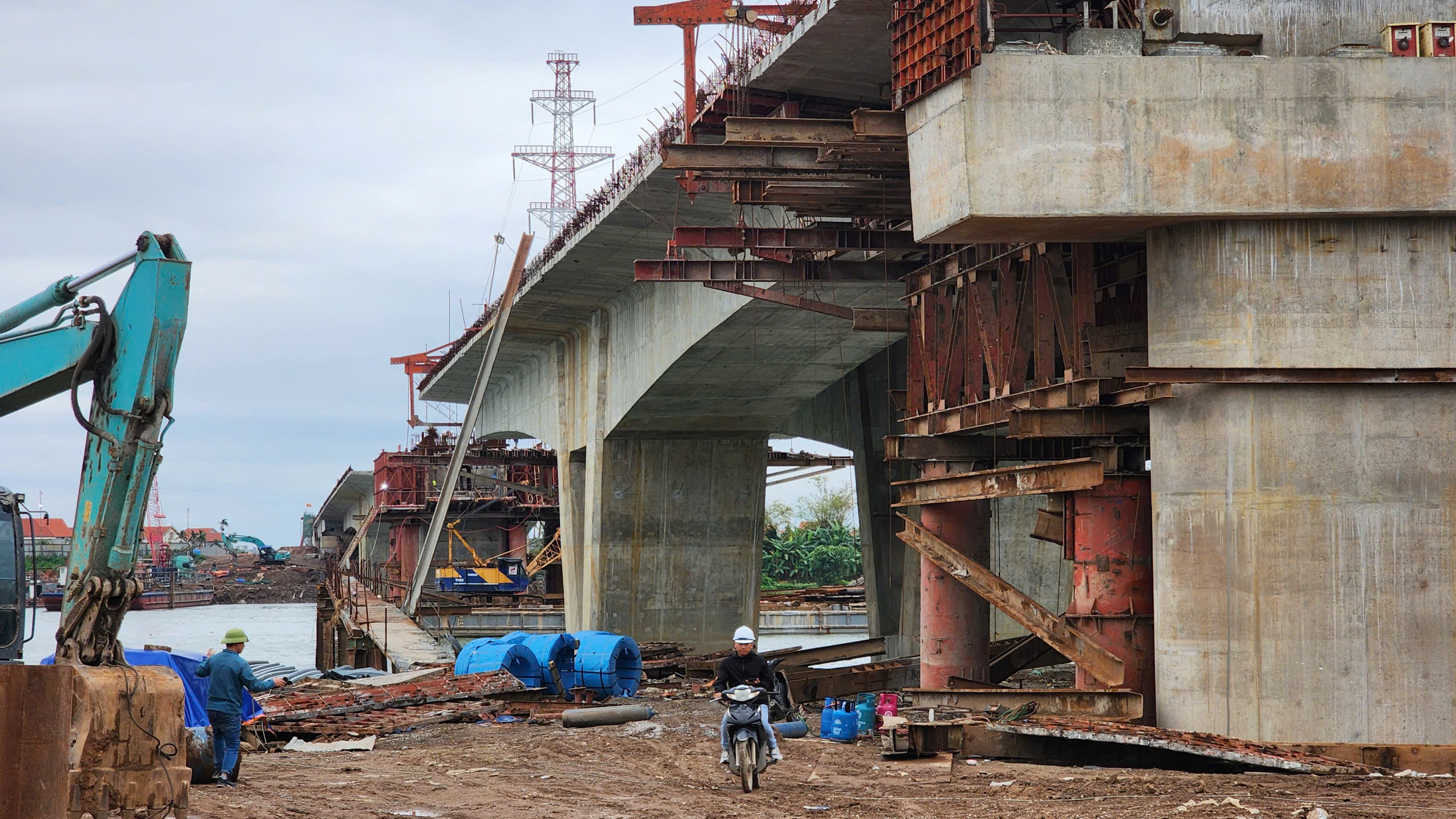 Cầu hơn 2.000 tỷ đồng ở Bắc Ninh tăng tốc thi công về đích- Ảnh 7. Cầu hơn 2.000 tỷ đồng ở Bắc Ninh tăng tốc thi công về đích- Ảnh 7.