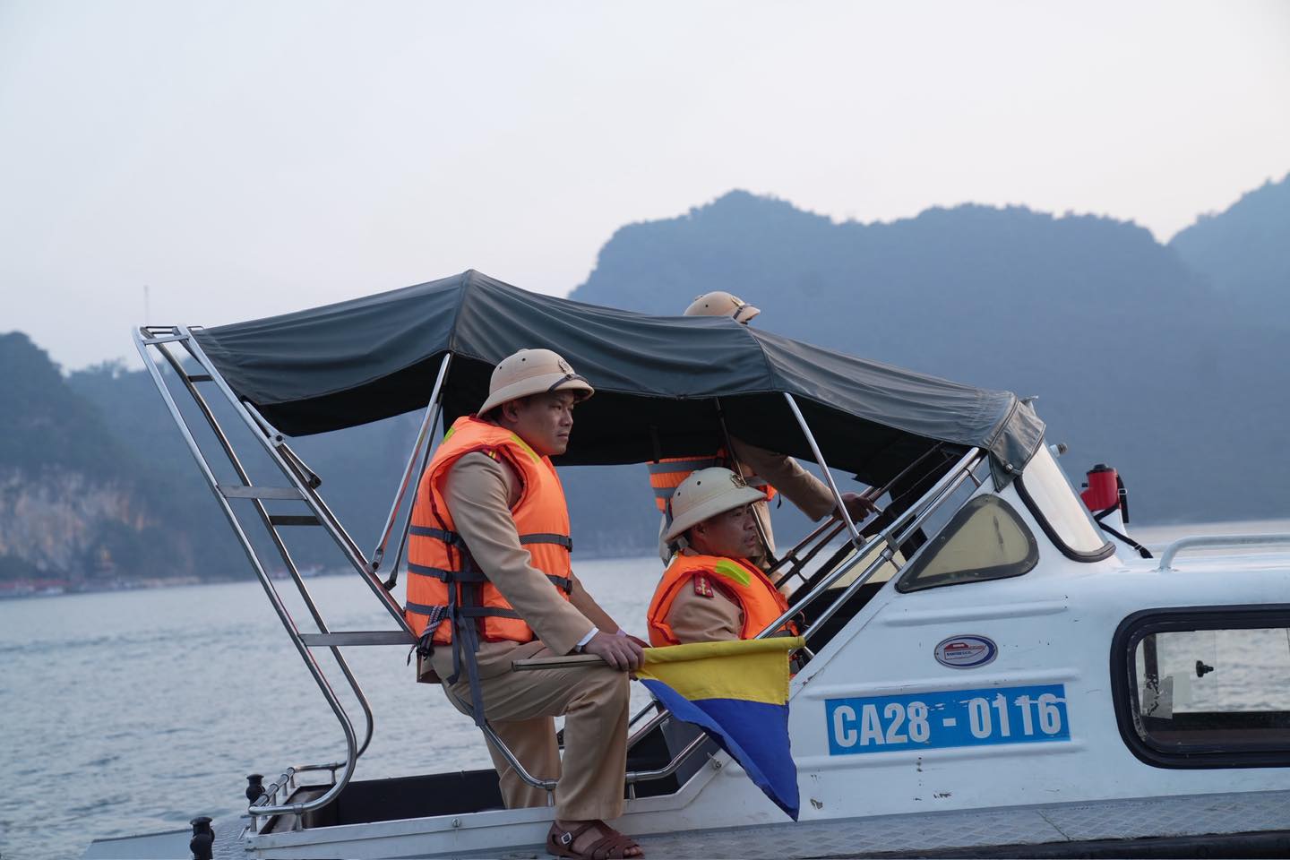 Xử phạt hàng chục trường hợp vi phạm giao thông đường thủy trên hồ Hòa Bình- Ảnh 4. Xử phạt hàng chục trường hợp vi phạm giao thông đường thủy trên hồ Hòa Bình- Ảnh 4.