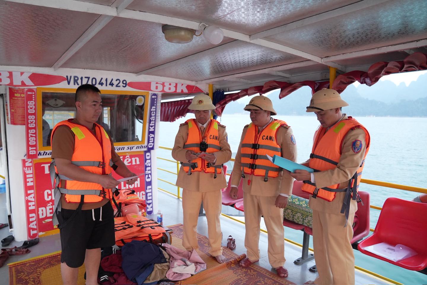 Xử phạt hàng chục trường hợp vi phạm giao thông đường thủy trên hồ Hòa Bình- Ảnh 15. Xử phạt hàng chục trường hợp vi phạm giao thông đường thủy trên hồ Hòa Bình- Ảnh 15.