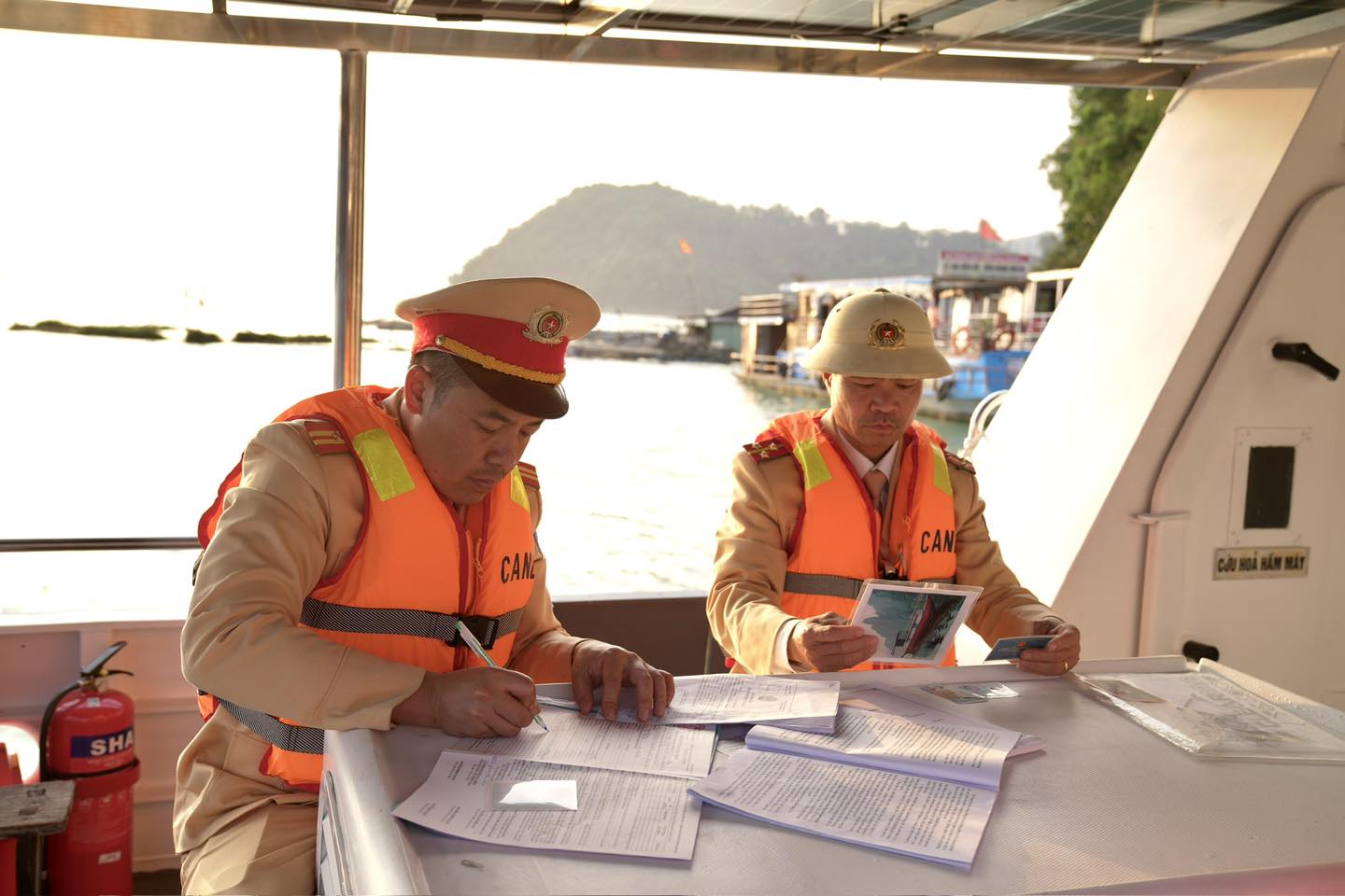 Xử phạt hàng chục trường hợp vi phạm giao thông đường thủy trên hồ Hòa Bình- Ảnh 16. Xử phạt hàng chục trường hợp vi phạm giao thông đường thủy trên hồ Hòa Bình- Ảnh 16.