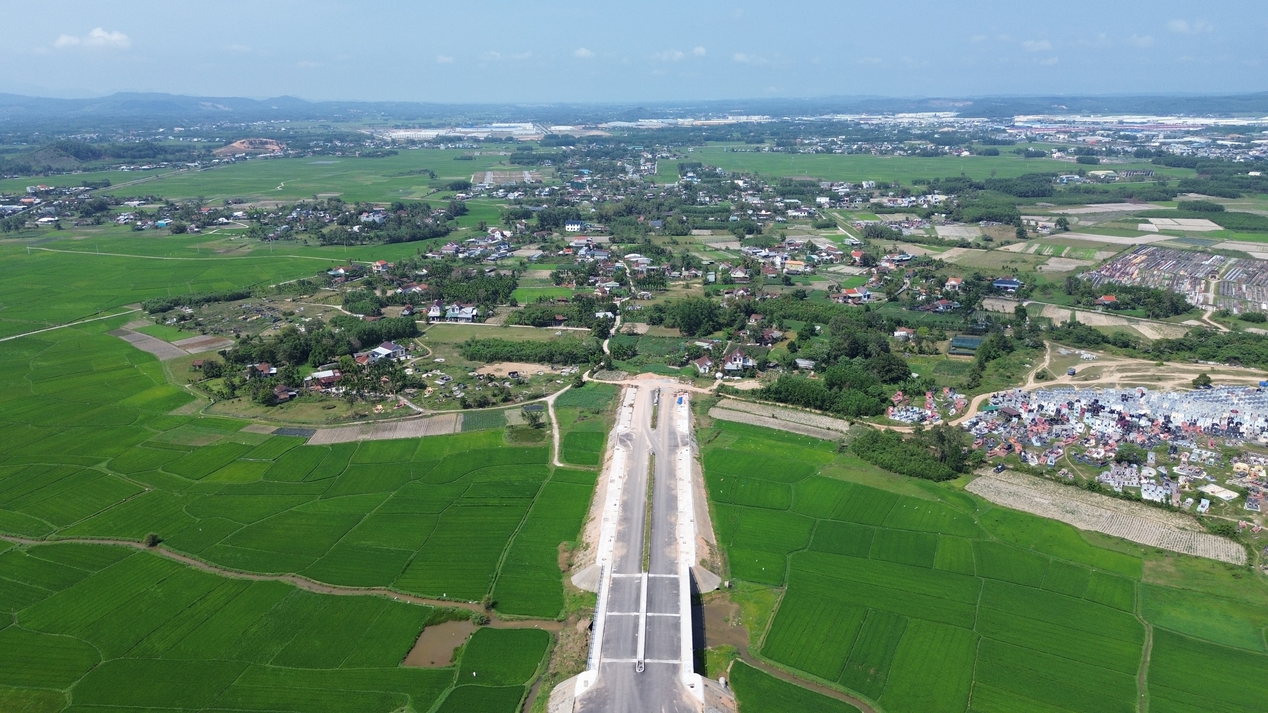 Cận cảnh dự &aacute;n đường gần 700 tỷ đồng ở Quảng Ng&atilde;i dở dang do vướng mặt bằng- Ảnh 10.