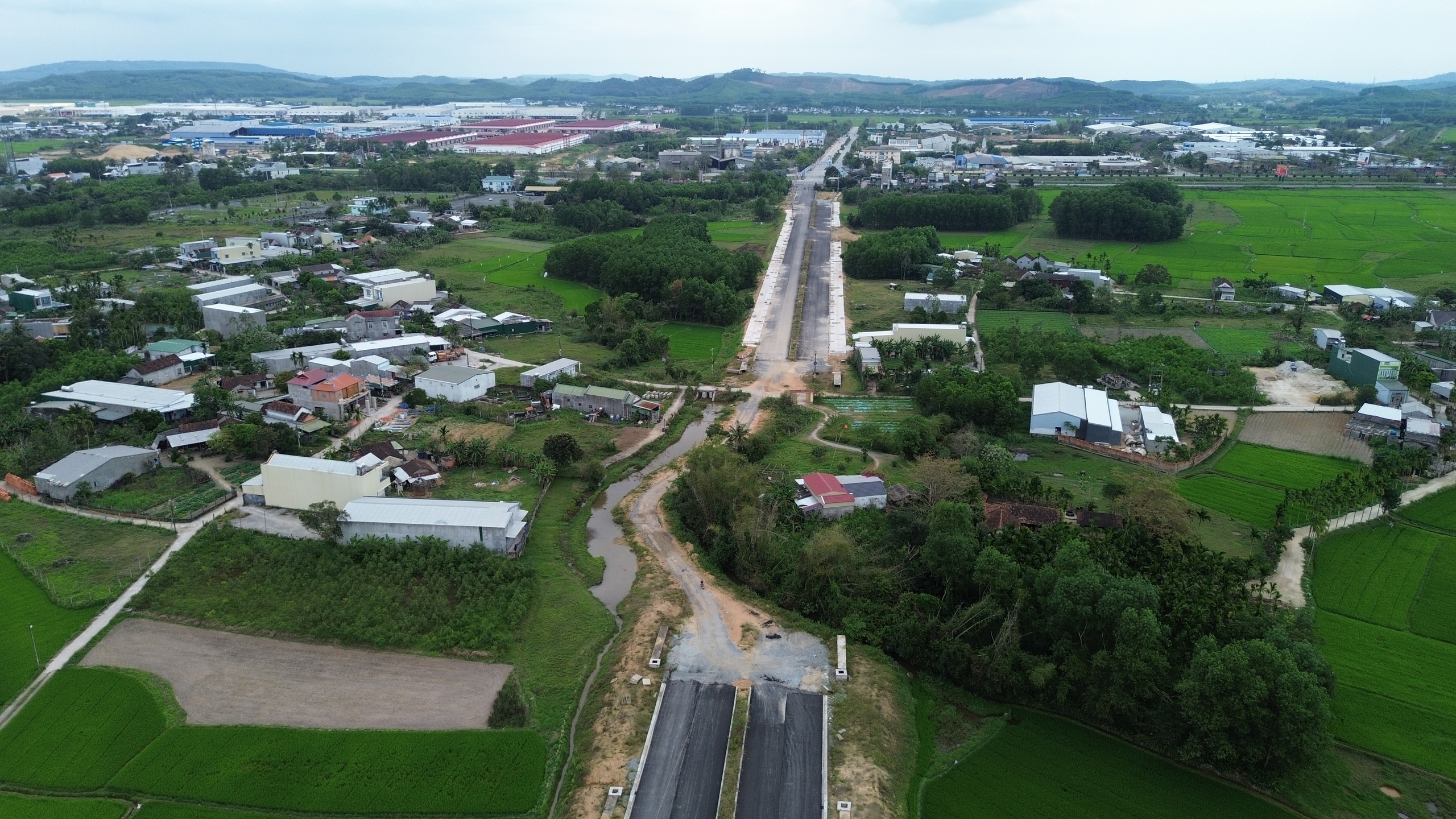 Cận cảnh dự &aacute;n đường gần 700 tỷ đồng ở Quảng Ng&atilde;i dở dang do vướng mặt bằng- Ảnh 3.