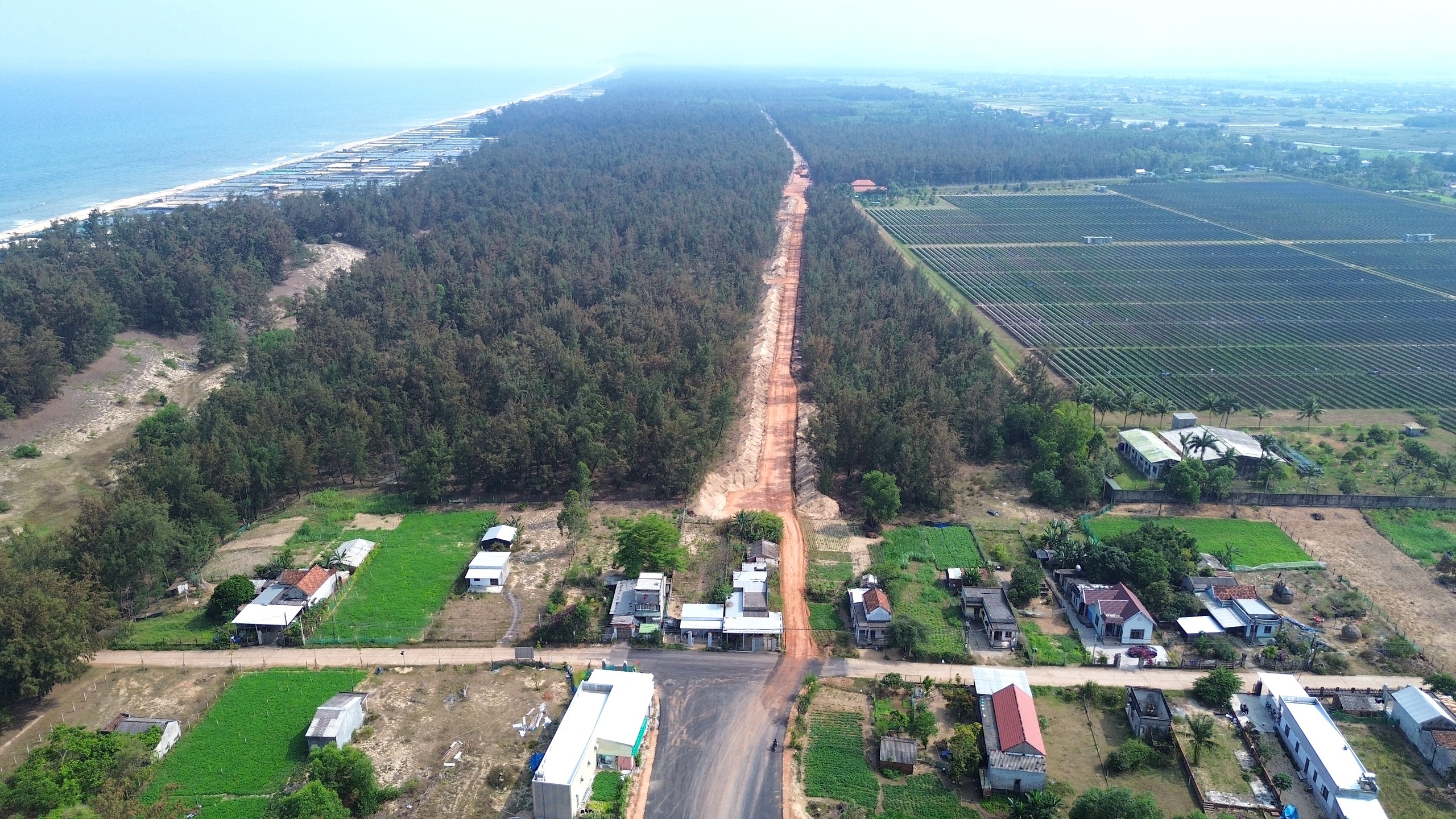 Quảng Ng&atilde;i tăng tốc thi c&ocirc;ng nối d&agrave;i đường ven biển- Ảnh 1.